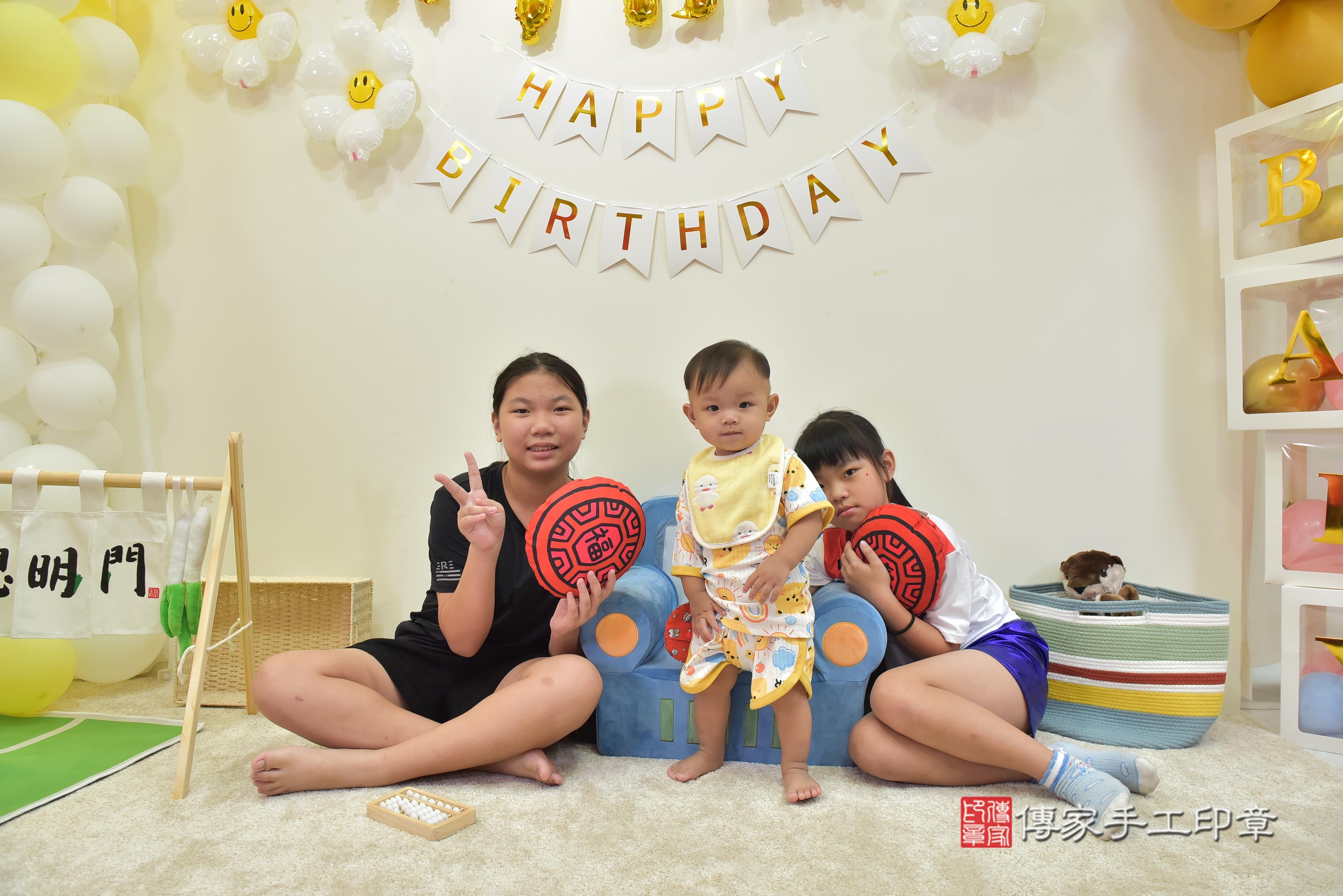 傳家手工印章台南店、抓周、度脺、美式風會場、傳家嬰兒古禮、吉祥話、抓周道具物品24種、拍照。抓周證書。寶寶抓周、滿周歲、生日快樂、祝福 傳家手工印章台南店、抓周、度脺、美式風會場、傳家嬰兒古禮、吉祥話、抓周道具物品24種、拍照。抓周證書。寶寶抓周、滿周歲、生日快樂、祝福