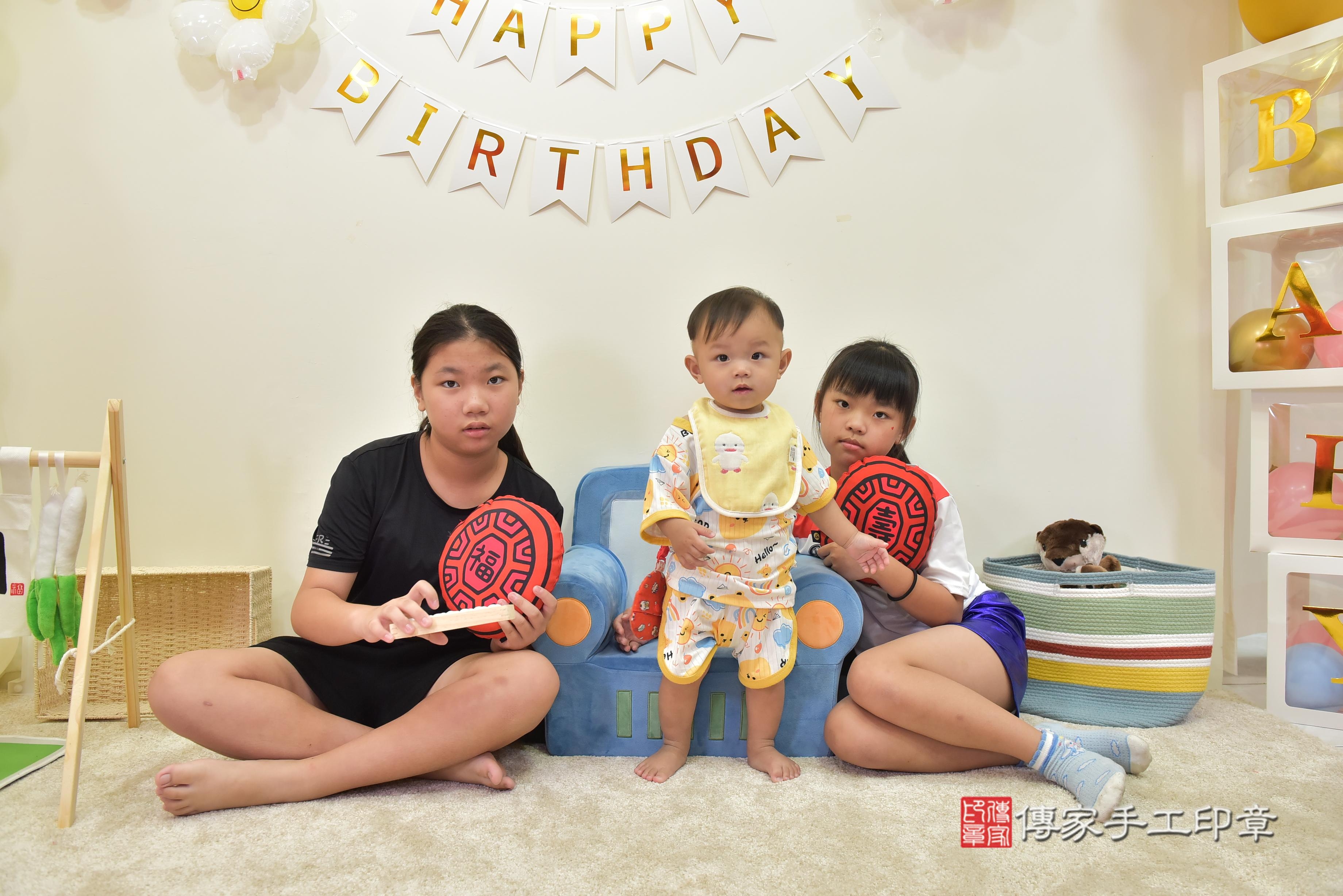 傳家手工印章台南店、抓周、度脺、美式風會場、傳家嬰兒古禮、吉祥話、抓周道具物品24種、拍照。抓周證書。寶寶抓周、滿周歲、生日快樂、祝福 傳家手工印章台南店、抓周、度脺、美式風會場、傳家嬰兒古禮、吉祥話、抓周道具物品24種、拍照。抓周證書。寶寶抓周、滿周歲、生日快樂、祝福