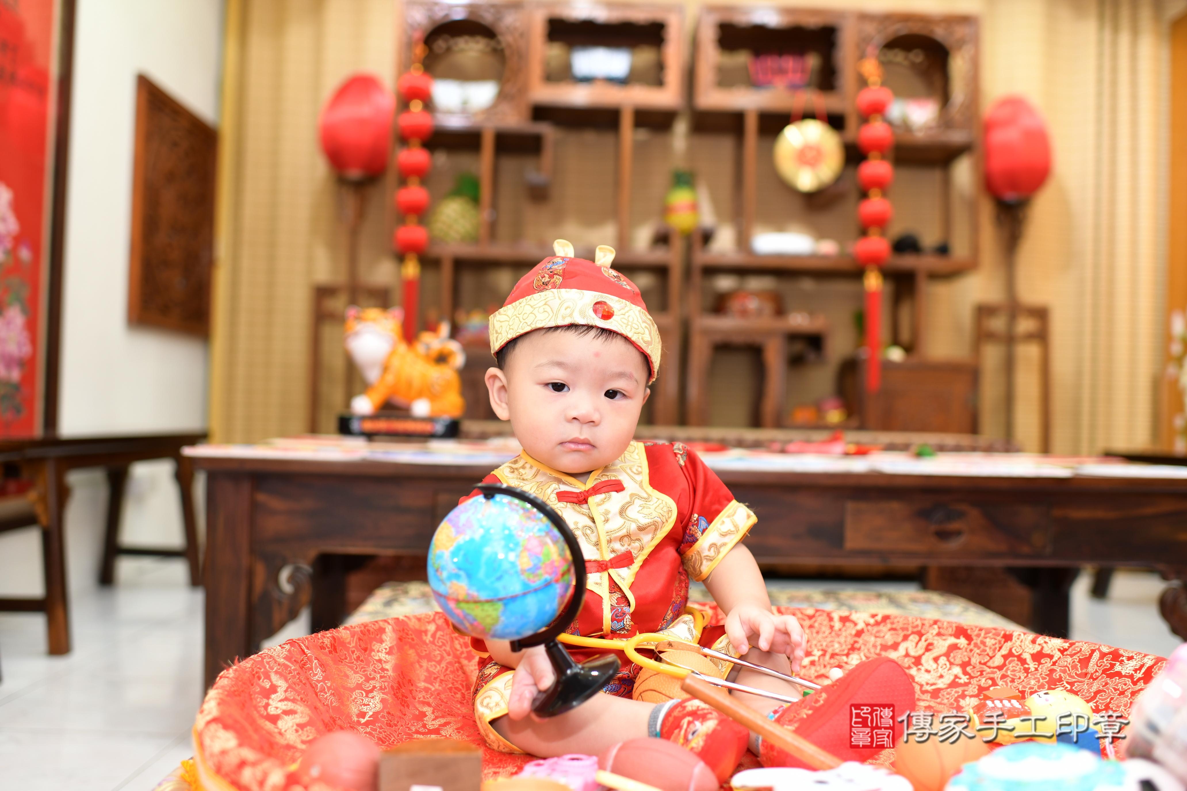 傳家手工印章台南店、抓周、度脺、美式風會場、傳家嬰兒古禮、吉祥話、抓周道具物品24種、拍照。抓周證書。寶寶抓周、滿周歲、生日快樂、祝福 傳家手工印章台南店、抓周、度脺、美式風會場、傳家嬰兒古禮、吉祥話、抓周道具物品24種、拍照。抓周證書。寶寶抓周、滿周歲、生日快樂、祝福