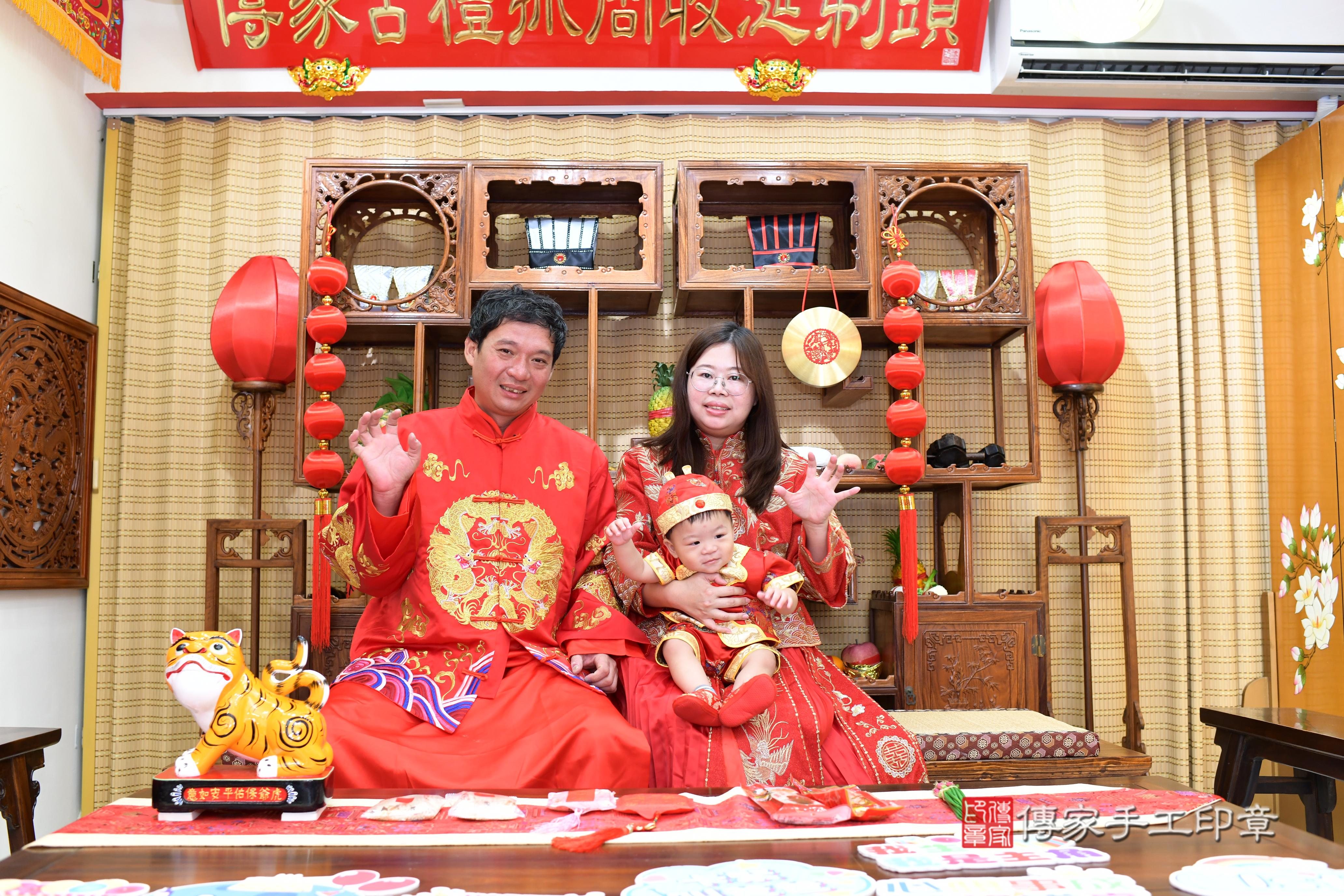 傳家手工印章台南店、抓周、度脺、美式風會場、傳家嬰兒古禮、吉祥話、抓周道具物品24種、拍照。抓周證書。寶寶抓周、滿周歲、生日快樂、祝福 傳家手工印章台南店、抓周、度脺、美式風會場、傳家嬰兒古禮、吉祥話、抓周道具物品24種、拍照。抓周證書。寶寶抓周、滿周歲、生日快樂、祝福