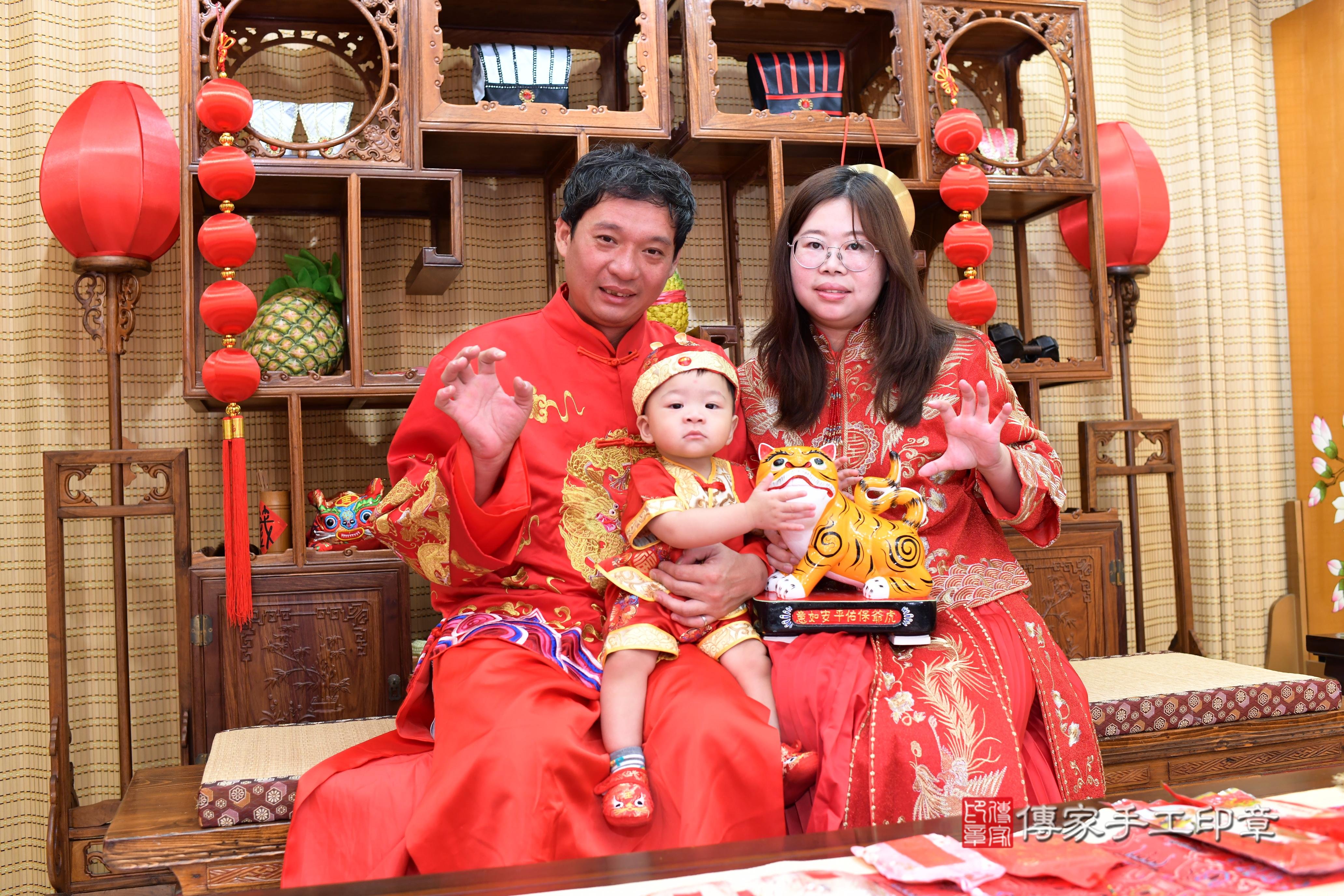 傳家手工印章台南店、抓周、度脺、美式風會場、傳家嬰兒古禮、吉祥話、抓周道具物品24種、拍照。抓周證書。寶寶抓周、滿周歲、生日快樂、祝福 傳家手工印章台南店、抓周、度脺、美式風會場、傳家嬰兒古禮、吉祥話、抓周道具物品24種、拍照。抓周證書。寶寶抓周、滿周歲、生日快樂、祝福
