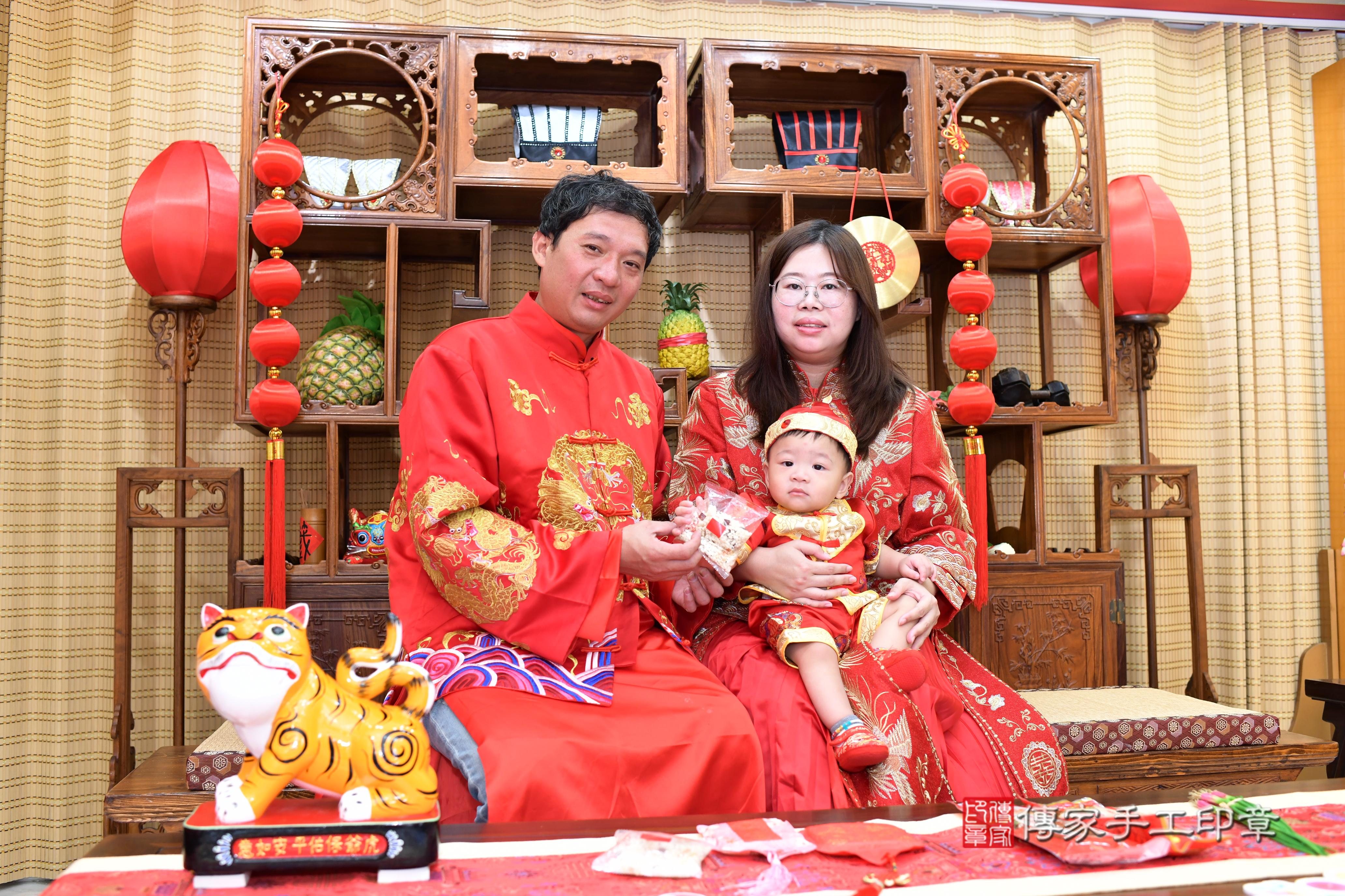 傳家手工印章台南店、抓周、度脺、美式風會場、傳家嬰兒古禮、吉祥話、抓周道具物品24種、拍照。抓周證書。寶寶抓周、滿周歲、生日快樂、祝福 傳家手工印章台南店、抓周、度脺、美式風會場、傳家嬰兒古禮、吉祥話、抓周道具物品24種、拍照。抓周證書。寶寶抓周、滿周歲、生日快樂、祝福