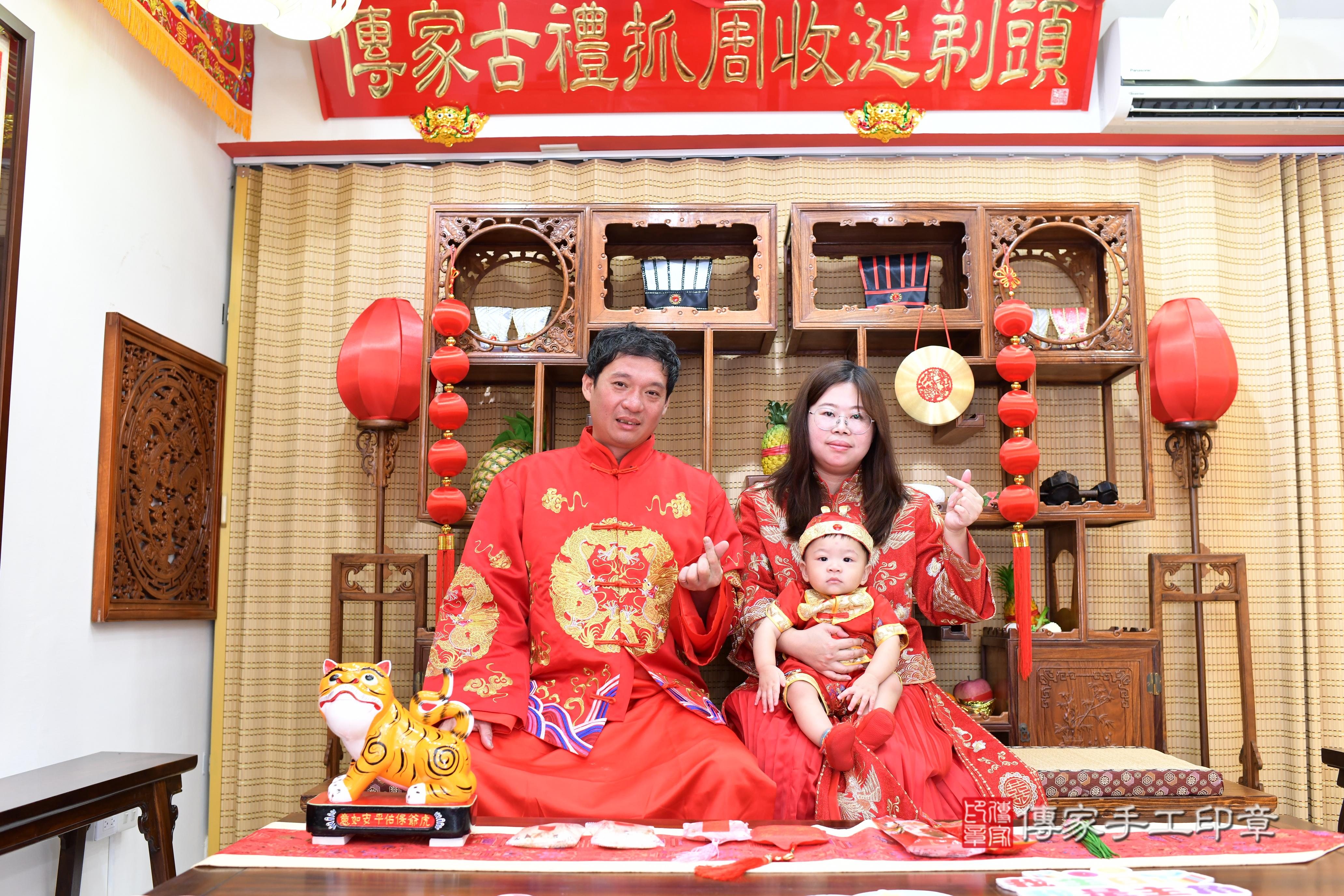 傳家手工印章台南店、抓周、度脺、美式風會場、傳家嬰兒古禮、吉祥話、抓周道具物品24種、拍照。抓周證書。寶寶抓周、滿周歲、生日快樂、祝福 傳家手工印章台南店、抓周、度脺、美式風會場、傳家嬰兒古禮、吉祥話、抓周道具物品24種、拍照。抓周證書。寶寶抓周、滿周歲、生日快樂、祝福