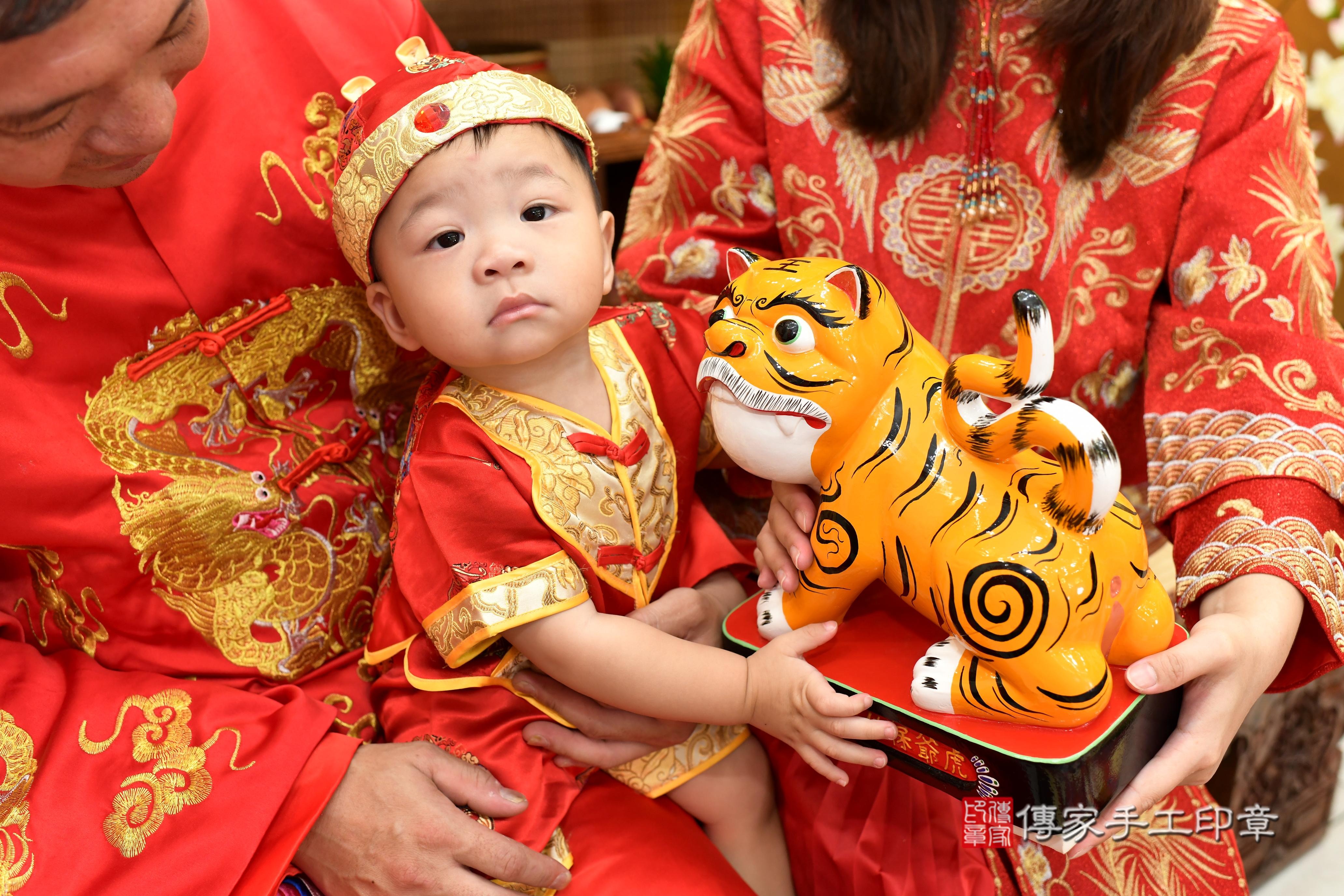 傳家手工印章台南店、抓周、度脺、美式風會場、傳家嬰兒古禮、吉祥話、抓周道具物品24種、拍照。抓周證書。寶寶抓周、滿周歲、生日快樂、祝福 傳家手工印章台南店、抓周、度脺、美式風會場、傳家嬰兒古禮、吉祥話、抓周道具物品24種、拍照。抓周證書。寶寶抓周、滿周歲、生日快樂、祝福