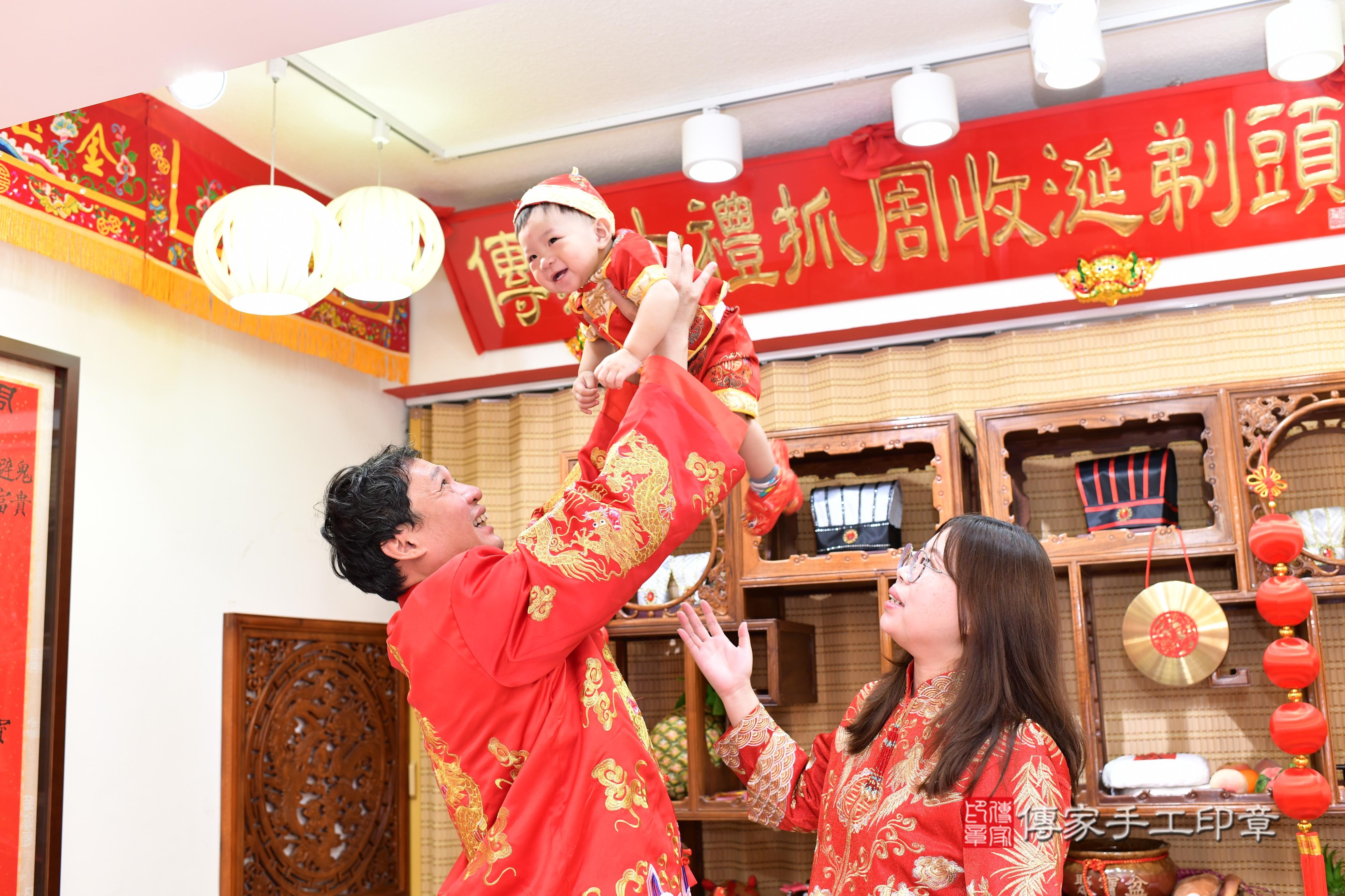 傳家手工印章台南店、抓周、度脺、美式風會場、傳家嬰兒古禮、吉祥話、抓周道具物品24種、拍照。抓周證書。寶寶抓周、滿周歲、生日快樂、祝福 傳家手工印章台南店、抓周、度脺、美式風會場、傳家嬰兒古禮、吉祥話、抓周道具物品24種、拍照。抓周證書。寶寶抓周、滿周歲、生日快樂、祝福
