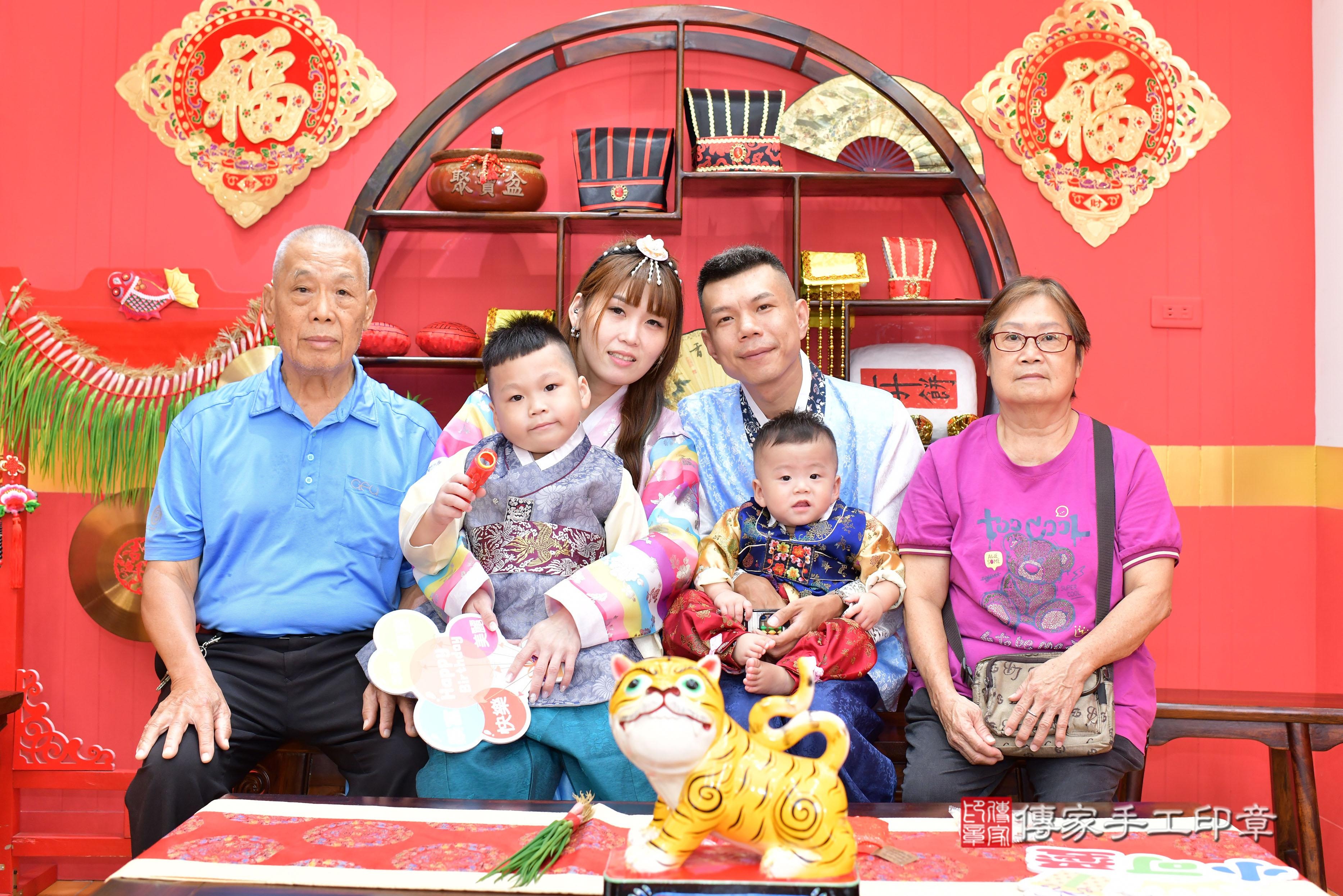 傳家手工印章桃園店、抓周、度脺、美式風會場、傳家嬰兒古禮、吉祥話、抓周道具物品24種、拍照。抓周證書。寶寶抓周、滿周歲、生日快樂、祝福