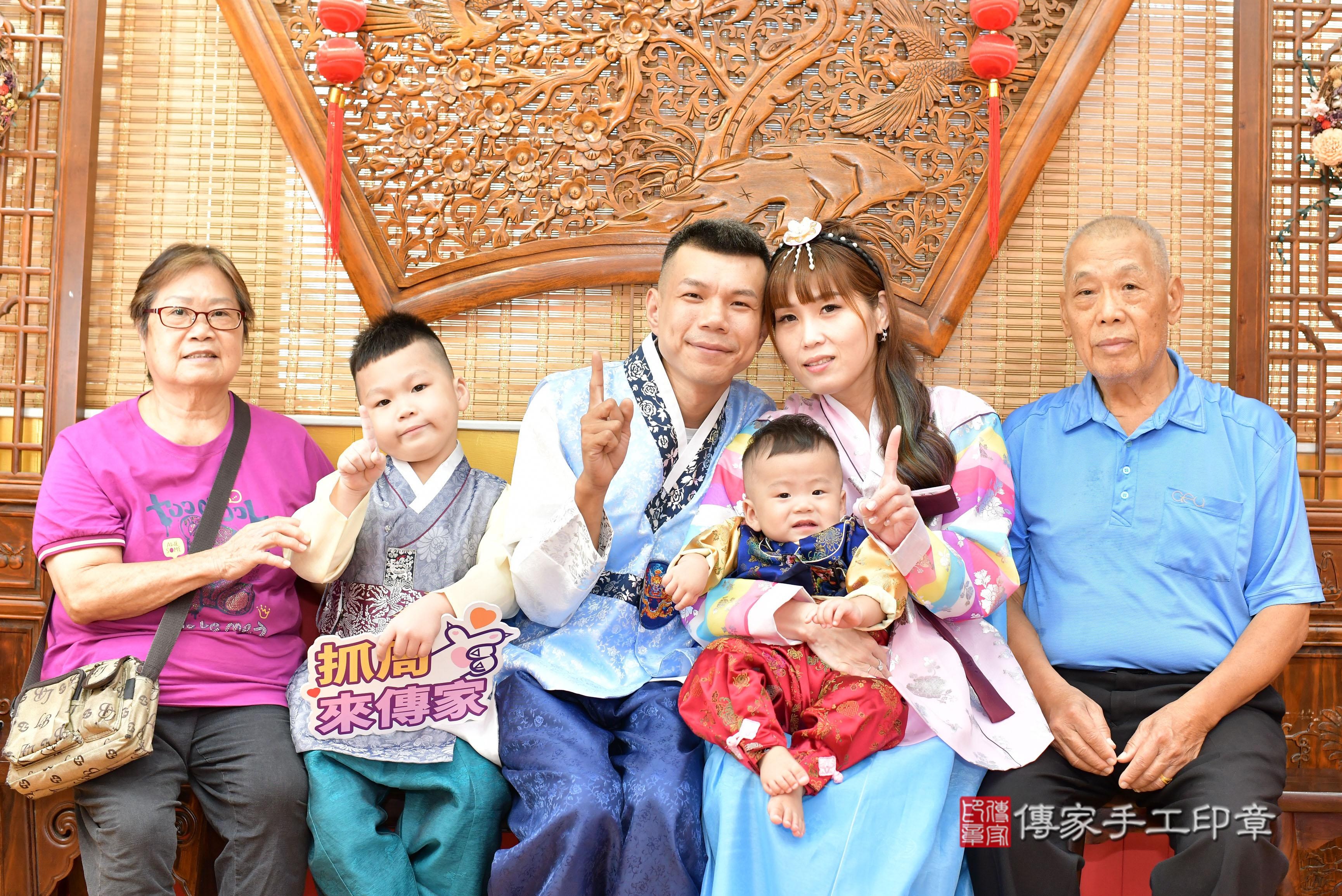 傳家手工印章桃園店、抓周、度脺、美式風會場、傳家嬰兒古禮、吉祥話、抓周道具物品24種、拍照。抓周證書。寶寶抓周、滿周歲、生日快樂、祝福