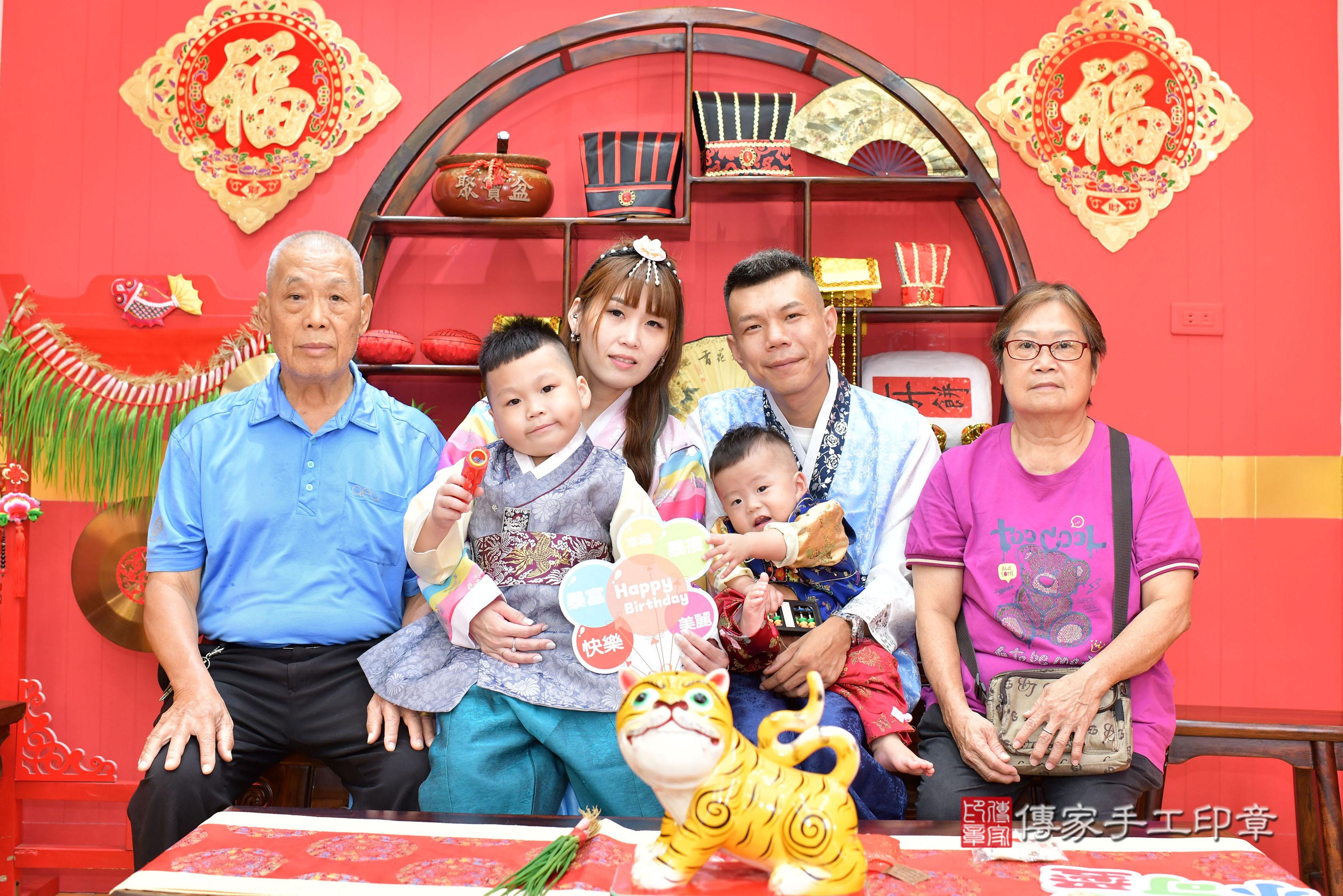 傳家手工印章桃園店、抓周、度脺、美式風會場、傳家嬰兒古禮、吉祥話、抓周道具物品24種、拍照。抓周證書。寶寶抓周、滿周歲、生日快樂、祝福