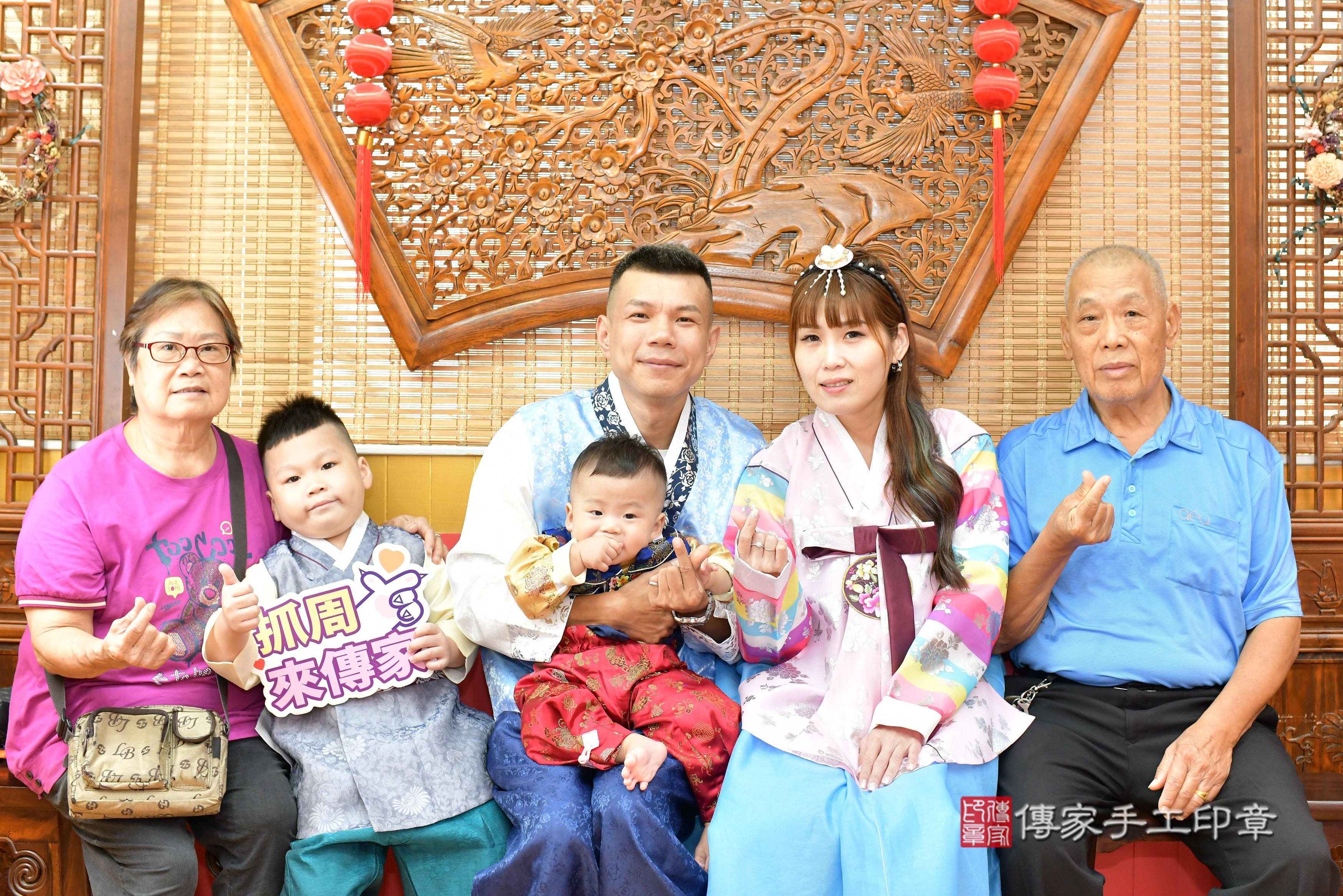 傳家手工印章桃園店、抓周、度脺、美式風會場、傳家嬰兒古禮、吉祥話、抓周道具物品24種、拍照。抓周證書。寶寶抓周、滿周歲、生日快樂、祝福