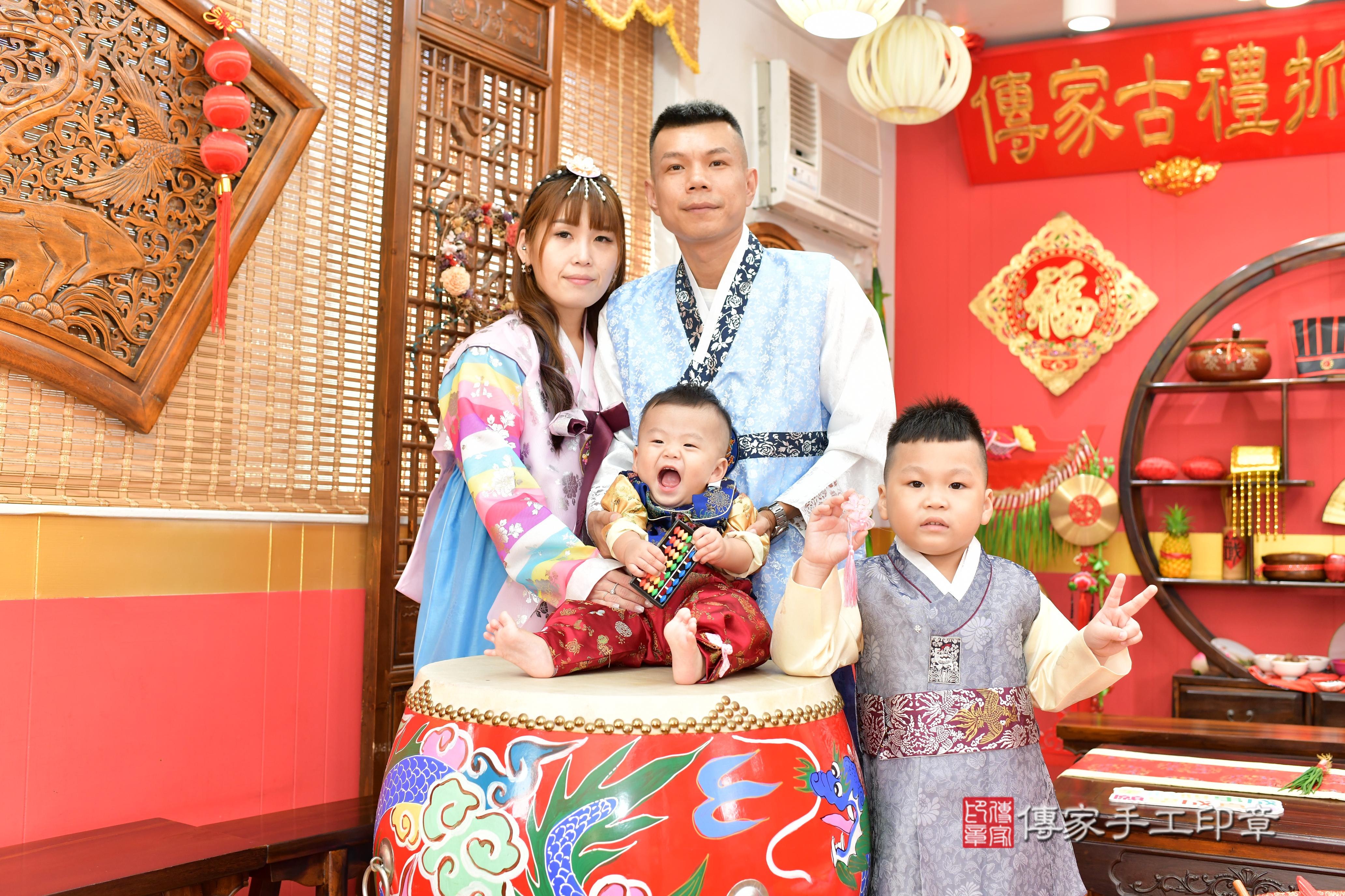 傳家手工印章桃園店、抓周、度脺、美式風會場、傳家嬰兒古禮、吉祥話、抓周道具物品24種、拍照。抓周證書。寶寶抓周、滿周歲、生日快樂、祝福