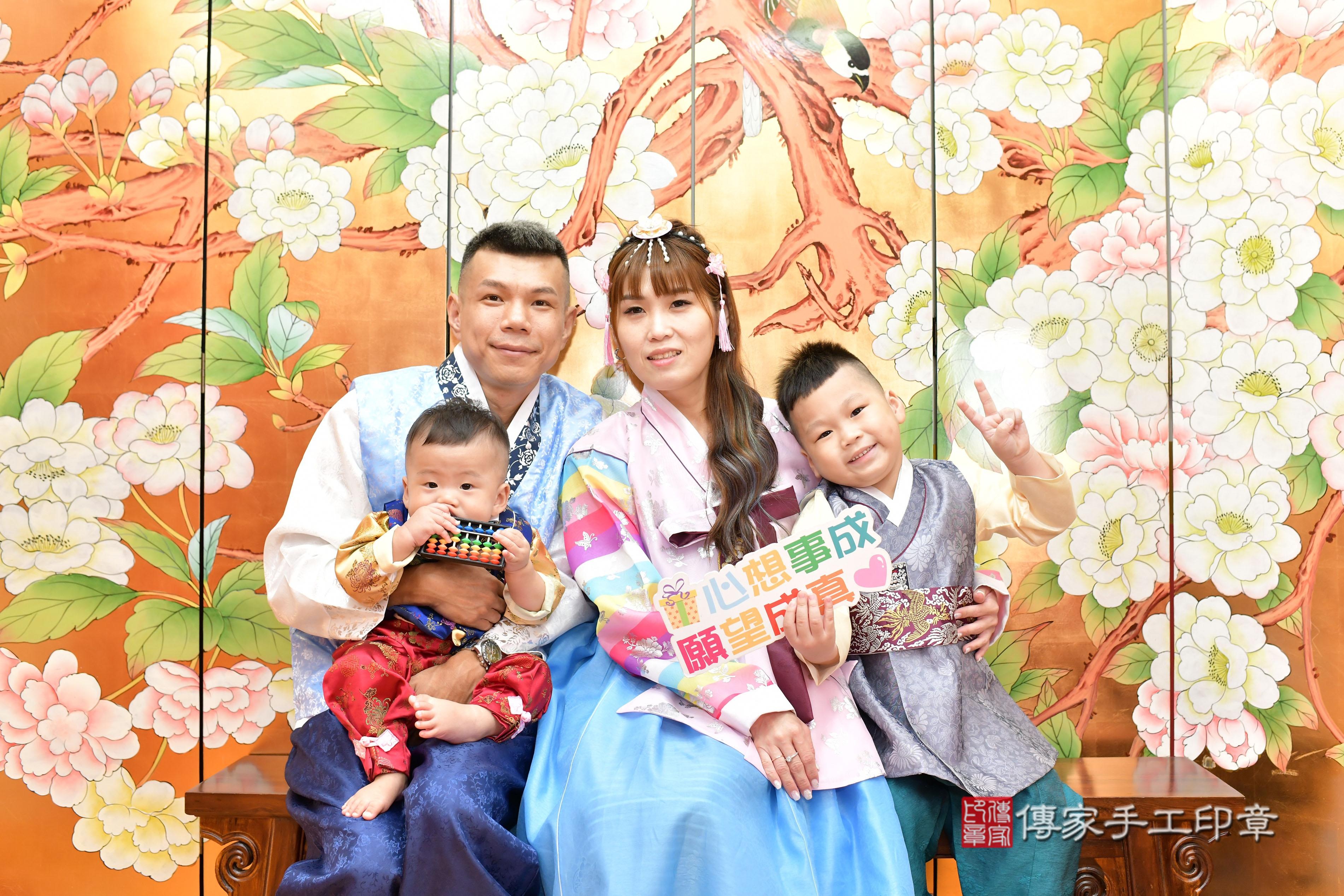 傳家手工印章桃園店、抓周、度脺、美式風會場、傳家嬰兒古禮、吉祥話、抓周道具物品24種、拍照。抓周證書。寶寶抓周、滿周歲、生日快樂、祝福