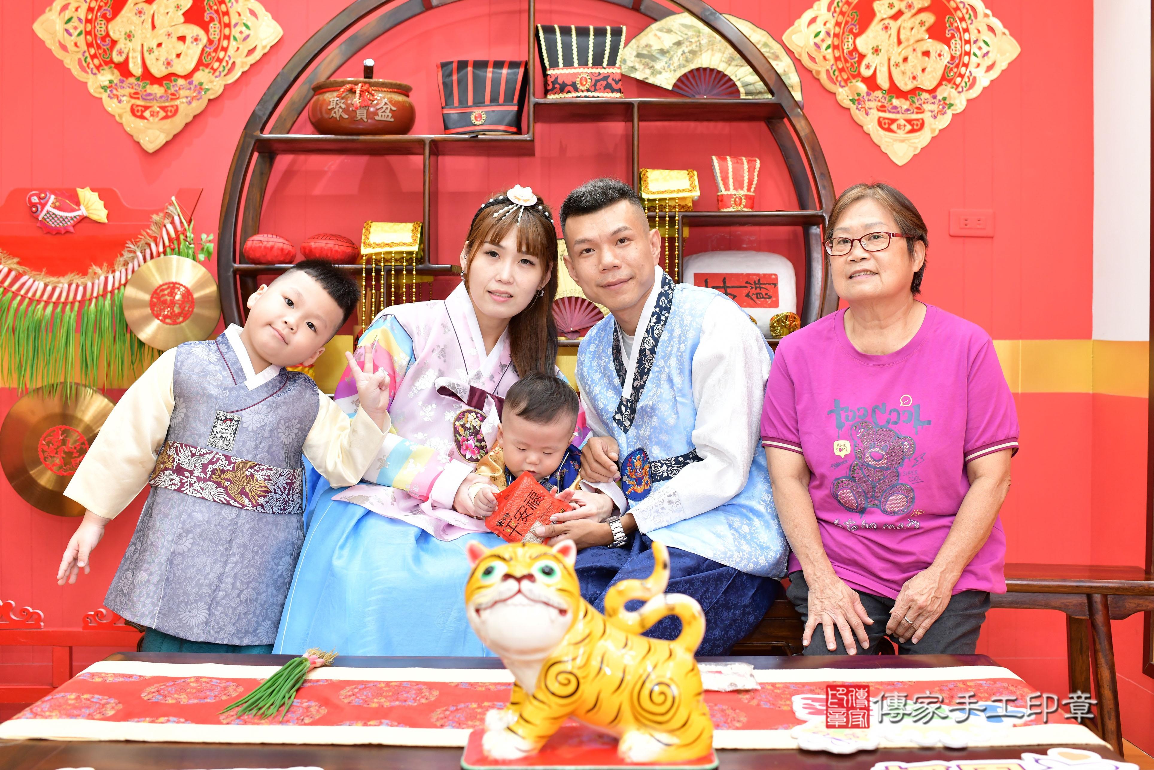 傳家手工印章桃園店、抓周、度脺、美式風會場、傳家嬰兒古禮、吉祥話、抓周道具物品24種、拍照。抓周證書。寶寶抓周、滿周歲、生日快樂、祝福