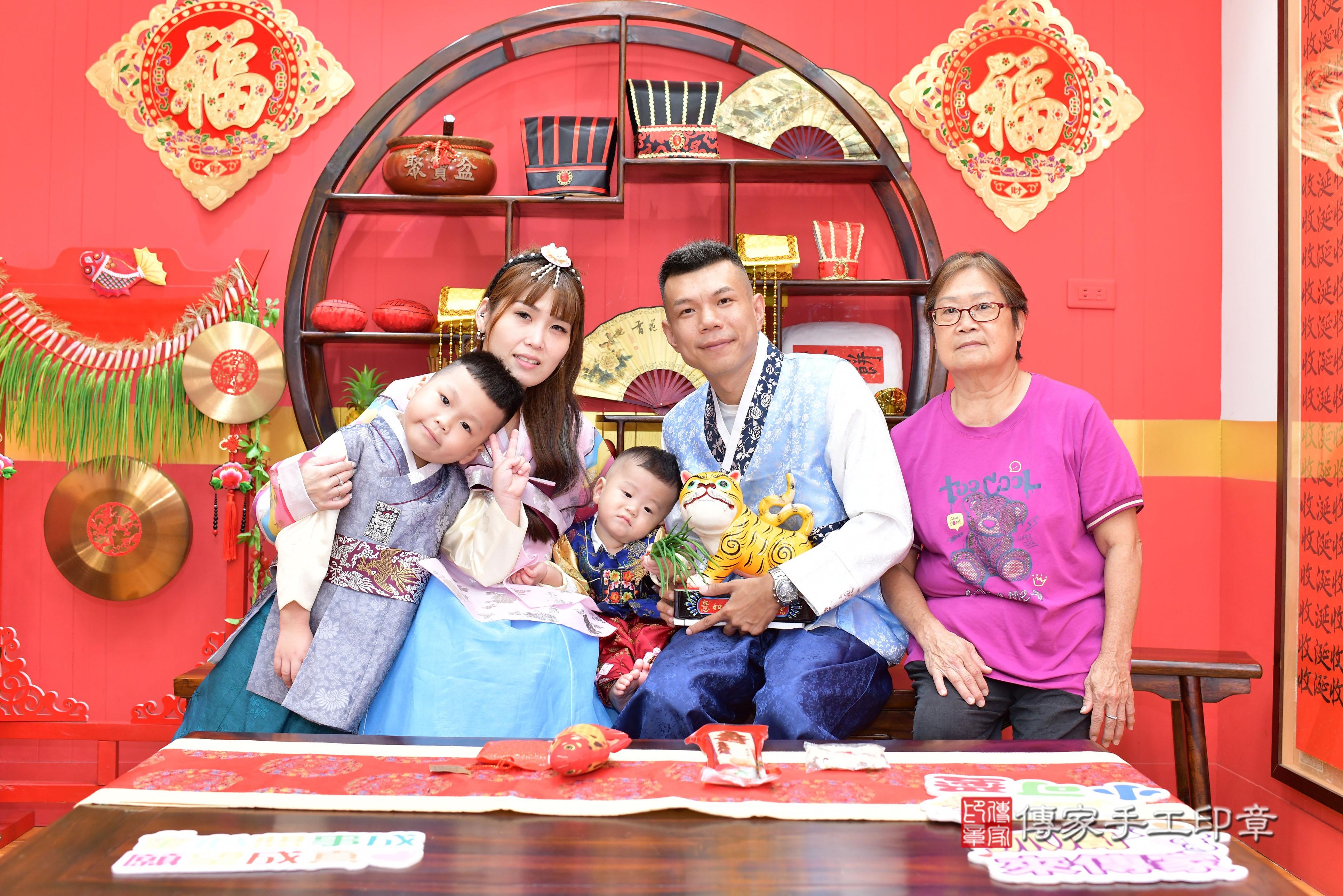 傳家手工印章桃園店、抓周、度脺、美式風會場、傳家嬰兒古禮、吉祥話、抓周道具物品24種、拍照。抓周證書。寶寶抓周、滿周歲、生日快樂、祝福