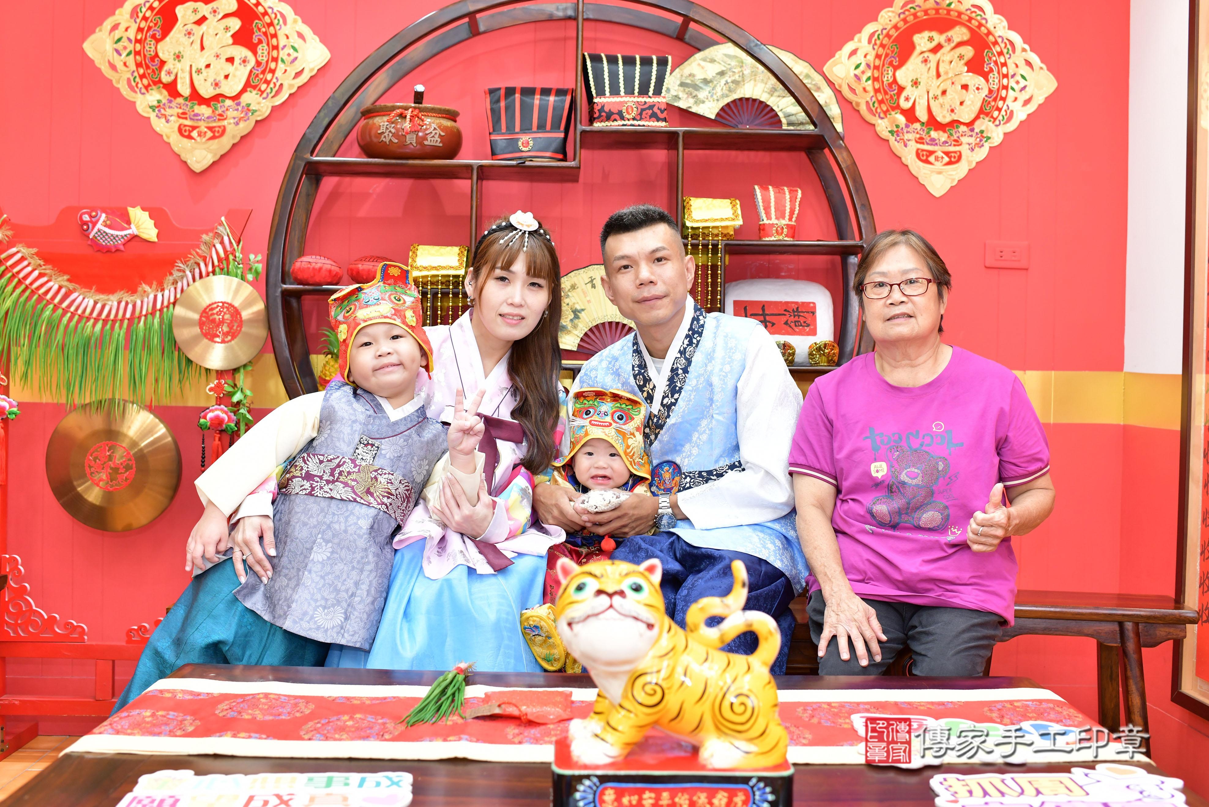 傳家手工印章桃園店、抓周、度脺、美式風會場、傳家嬰兒古禮、吉祥話、抓周道具物品24種、拍照。抓周證書。寶寶抓周、滿周歲、生日快樂、祝福