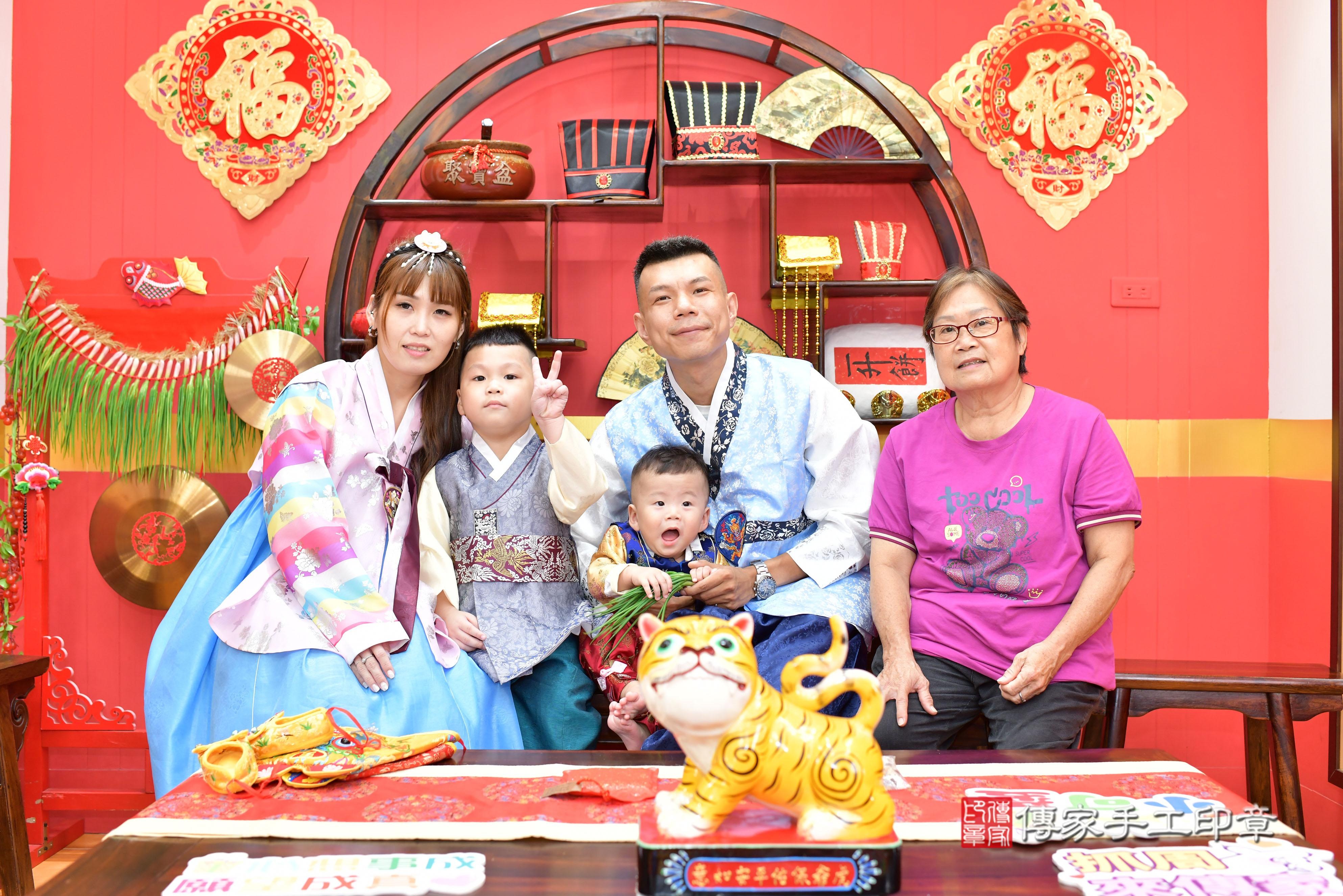 傳家手工印章桃園店、抓周、度脺、美式風會場、傳家嬰兒古禮、吉祥話、抓周道具物品24種、拍照。抓周證書。寶寶抓周、滿周歲、生日快樂、祝福