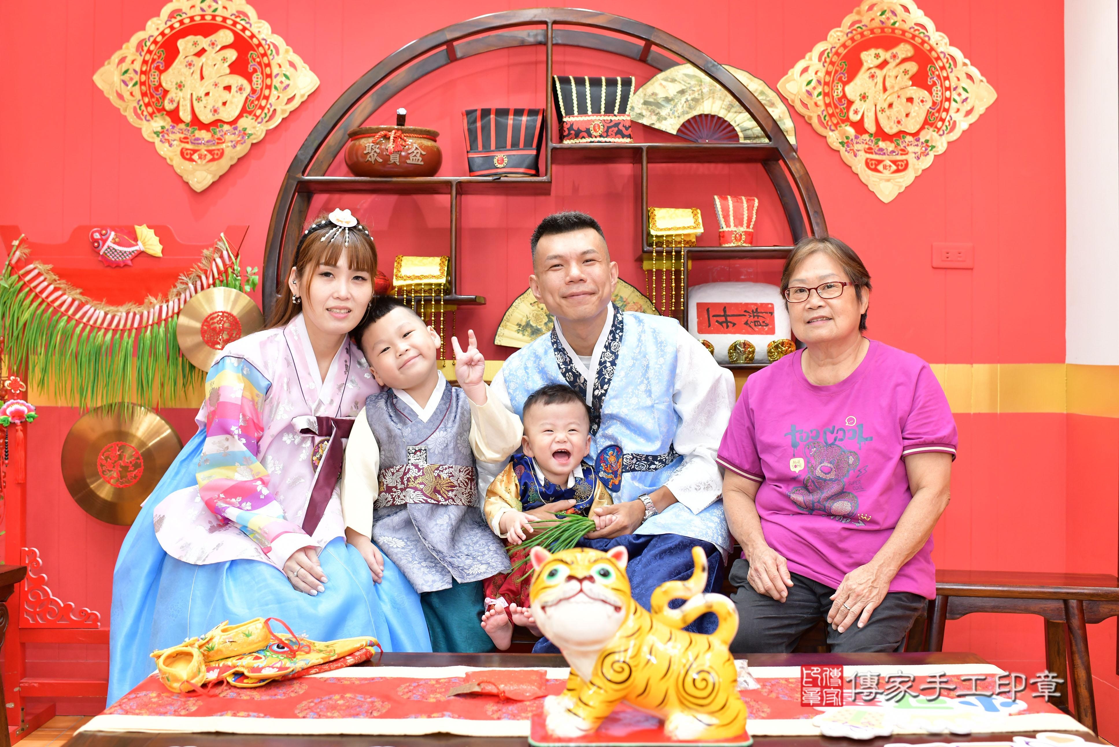 傳家手工印章桃園店、抓周、度脺、美式風會場、傳家嬰兒古禮、吉祥話、抓周道具物品24種、拍照。抓周證書。寶寶抓周、滿周歲、生日快樂、祝福
