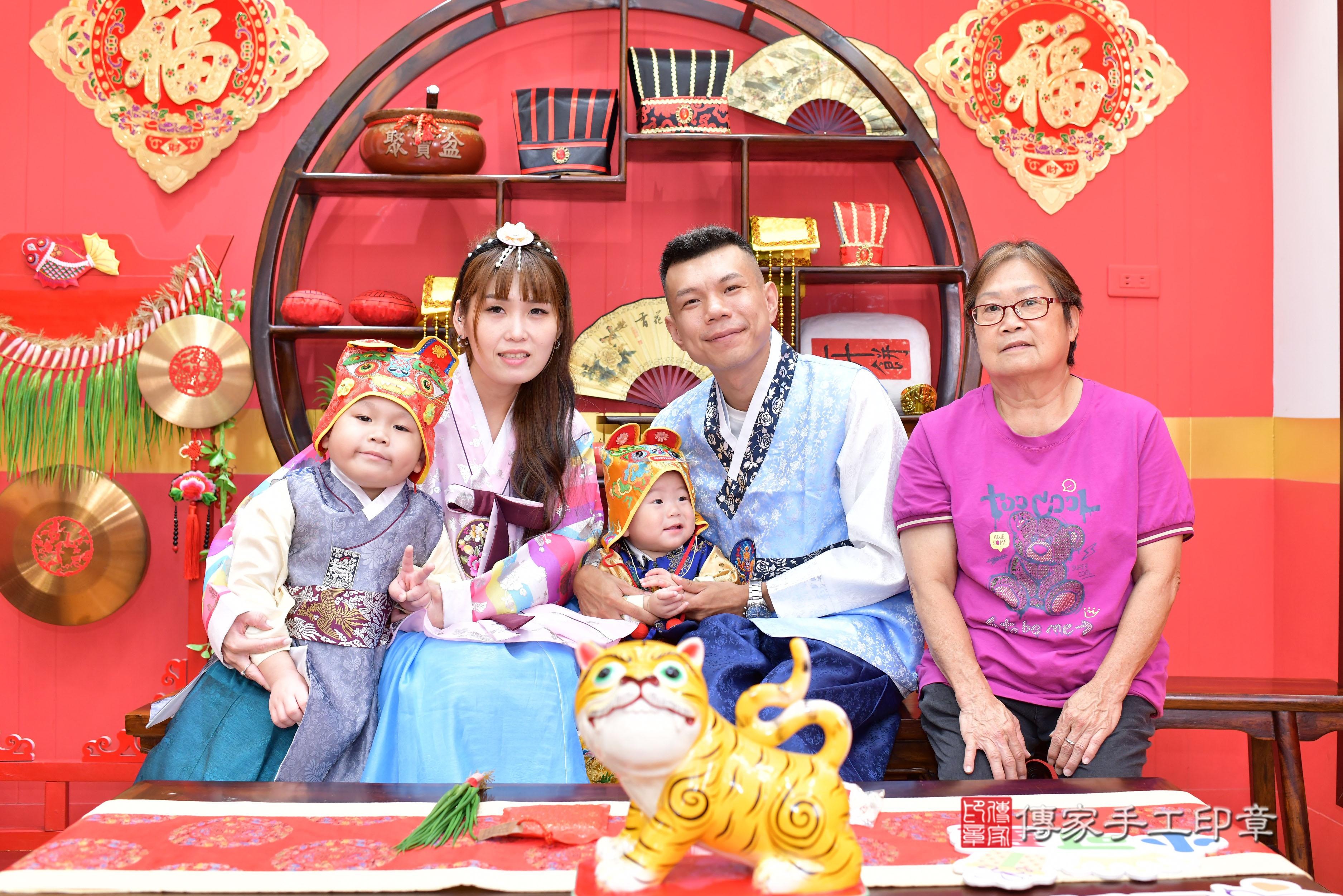 傳家手工印章桃園店、抓周、度脺、美式風會場、傳家嬰兒古禮、吉祥話、抓周道具物品24種、拍照。抓周證書。寶寶抓周、滿周歲、生日快樂、祝福