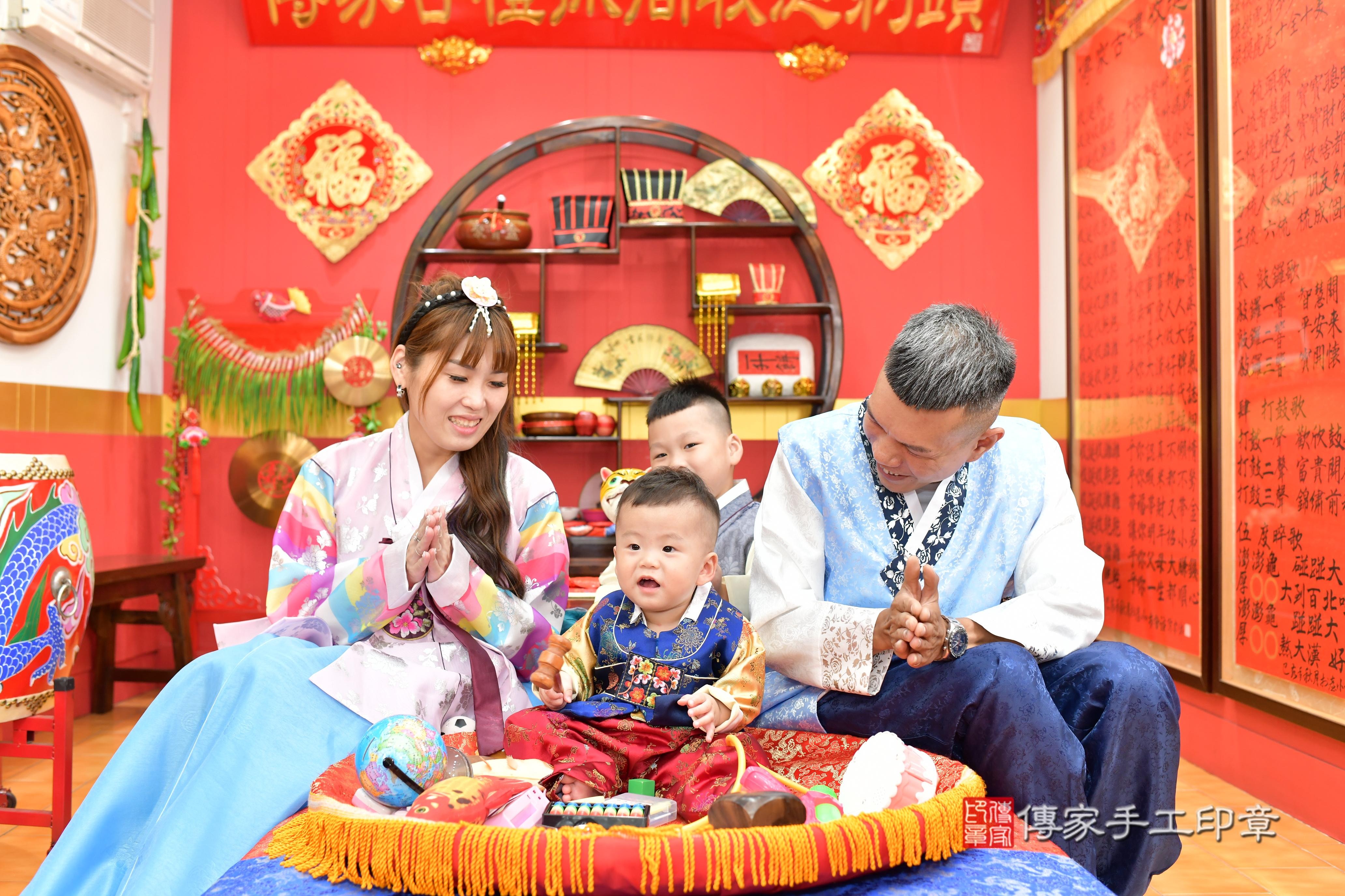 傳家手工印章桃園店、抓周、度脺、美式風會場、傳家嬰兒古禮、吉祥話、抓周道具物品24種、拍照。抓周證書。寶寶抓周、滿周歲、生日快樂、祝福