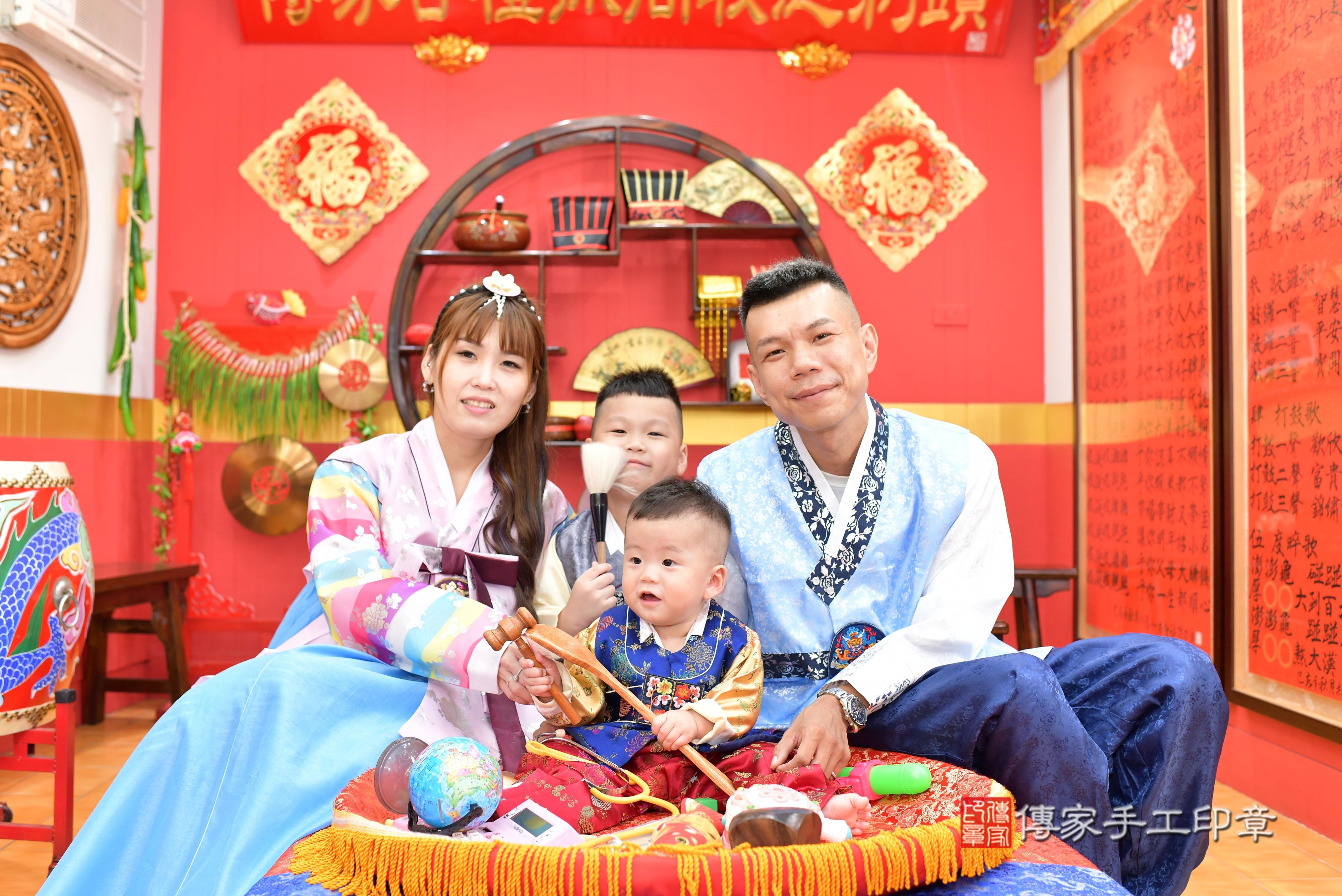 傳家手工印章桃園店、抓周、度脺、美式風會場、傳家嬰兒古禮、吉祥話、抓周道具物品24種、拍照。抓周證書。寶寶抓周、滿周歲、生日快樂、祝福