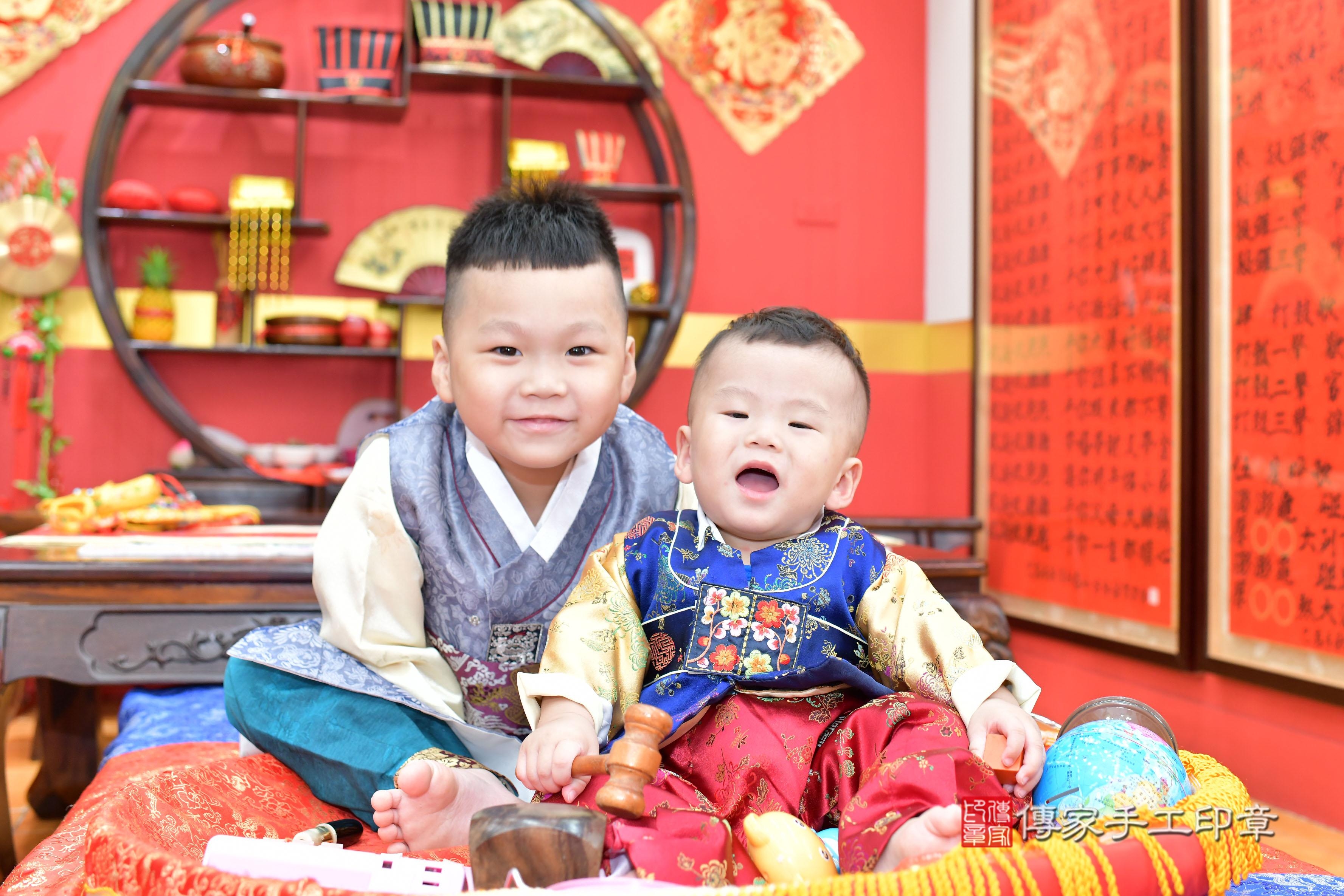 傳家手工印章桃園店、抓周、度脺、美式風會場、傳家嬰兒古禮、吉祥話、抓周道具物品24種、拍照。抓周證書。寶寶抓周、滿周歲、生日快樂、祝福