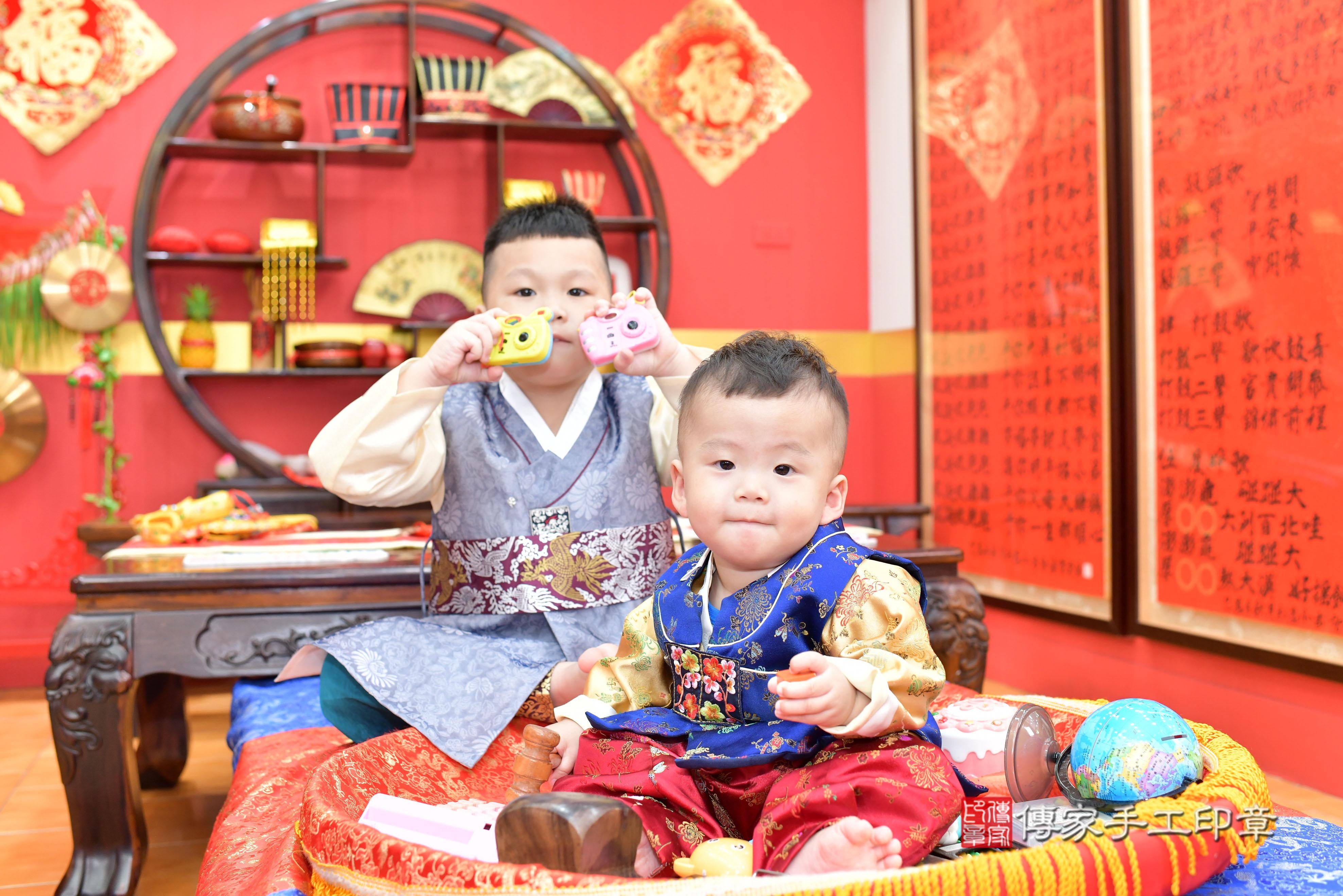 傳家手工印章桃園店、抓周、度脺、美式風會場、傳家嬰兒古禮、吉祥話、抓周道具物品24種、拍照。抓周證書。寶寶抓周、滿周歲、生日快樂、祝福