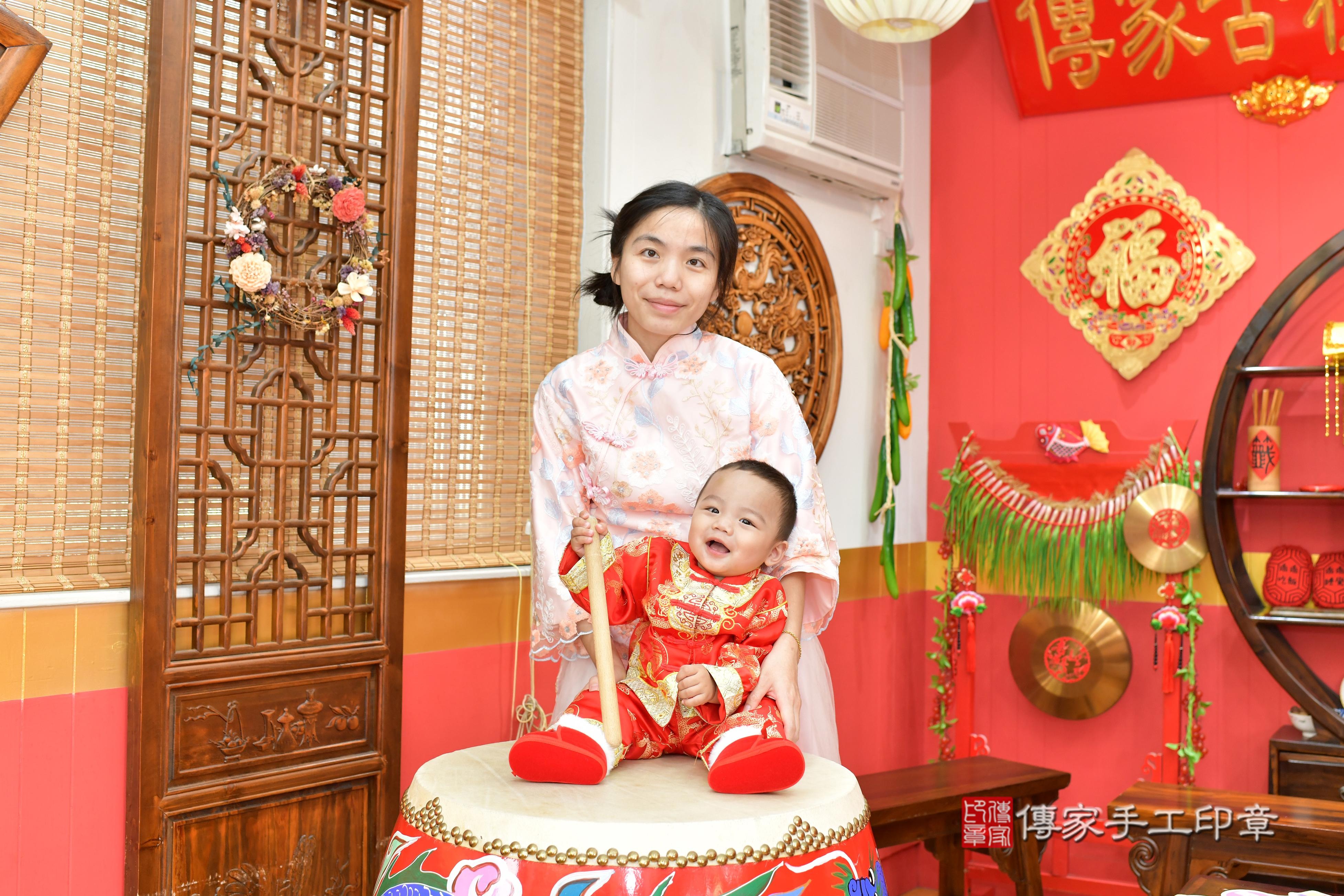 傳家手工印章桃園店、抓周、度脺、美式風會場、傳家嬰兒古禮、吉祥話、抓周道具物品24種、拍照。抓周證書。寶寶抓周、滿周歲、生日快樂、祝福