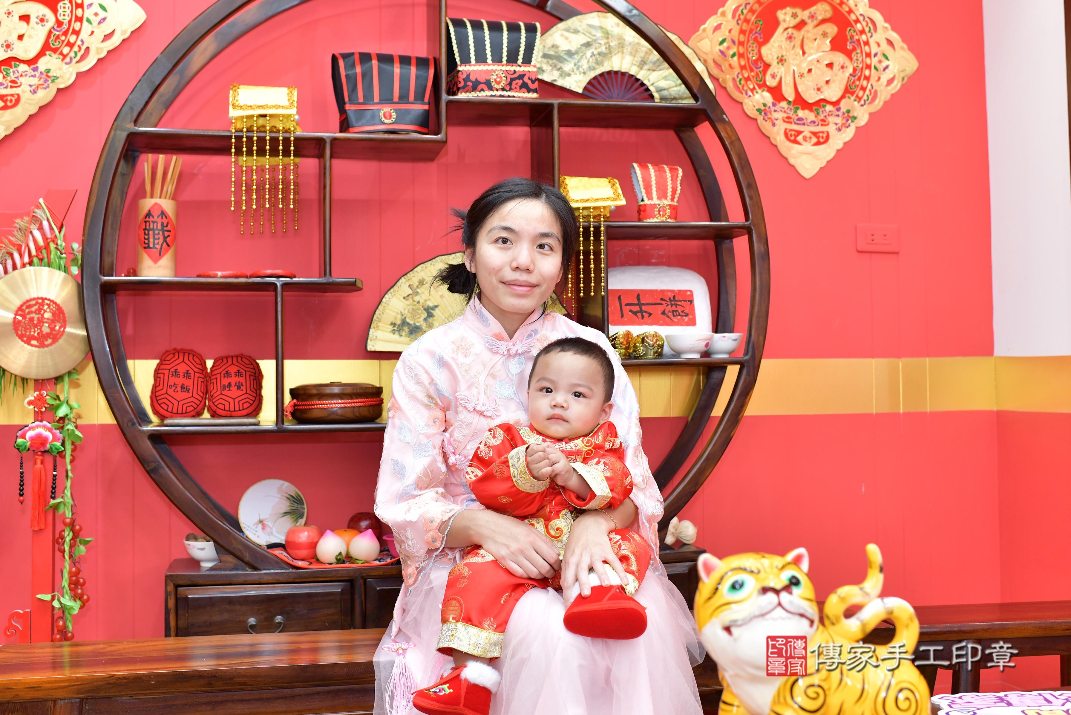 傳家手工印章桃園店、抓周、度脺、美式風會場、傳家嬰兒古禮、吉祥話、抓周道具物品24種、拍照。抓周證書。寶寶抓周、滿周歲、生日快樂、祝福