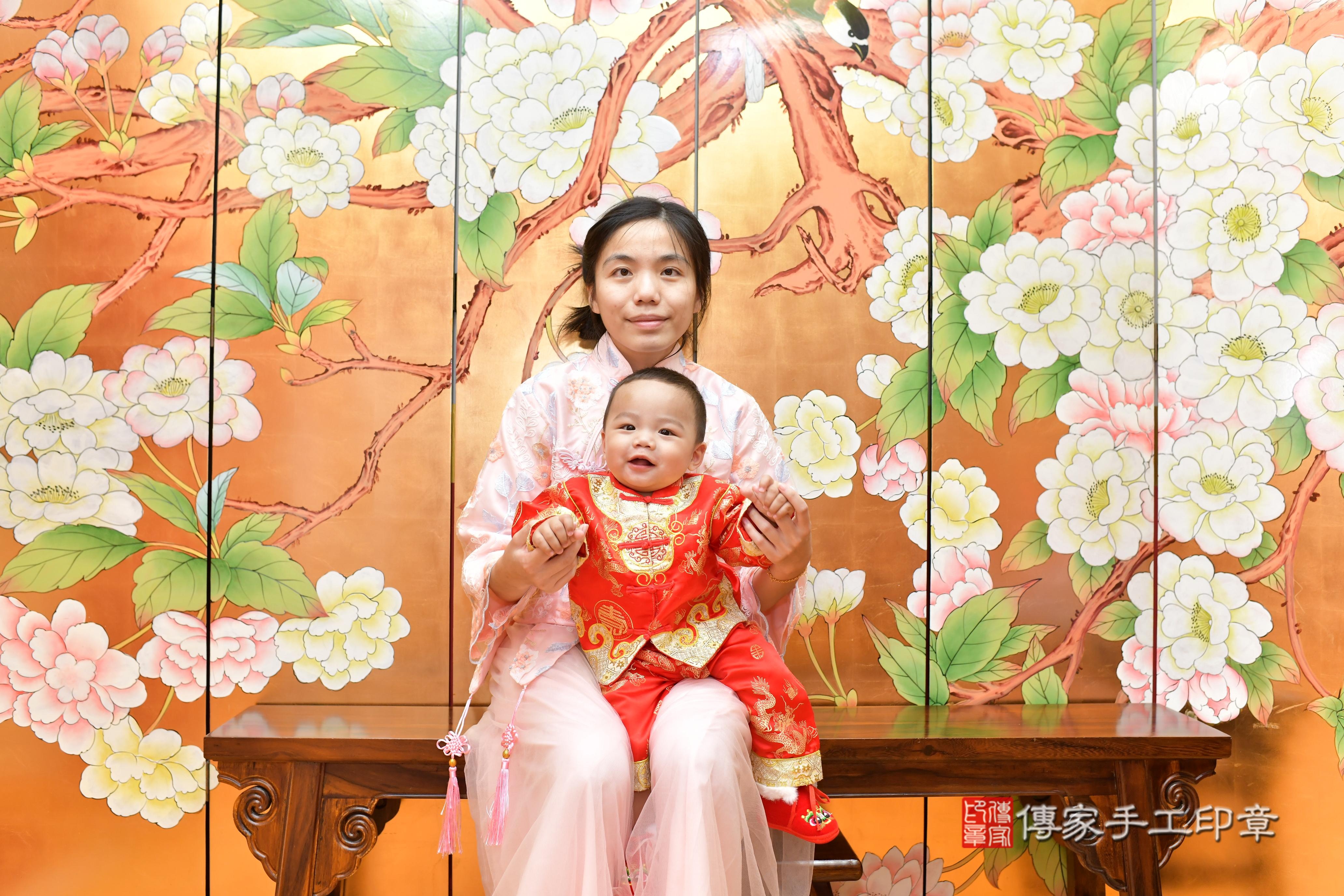 傳家手工印章桃園店、抓周、度脺、美式風會場、傳家嬰兒古禮、吉祥話、抓周道具物品24種、拍照。抓周證書。寶寶抓周、滿周歲、生日快樂、祝福