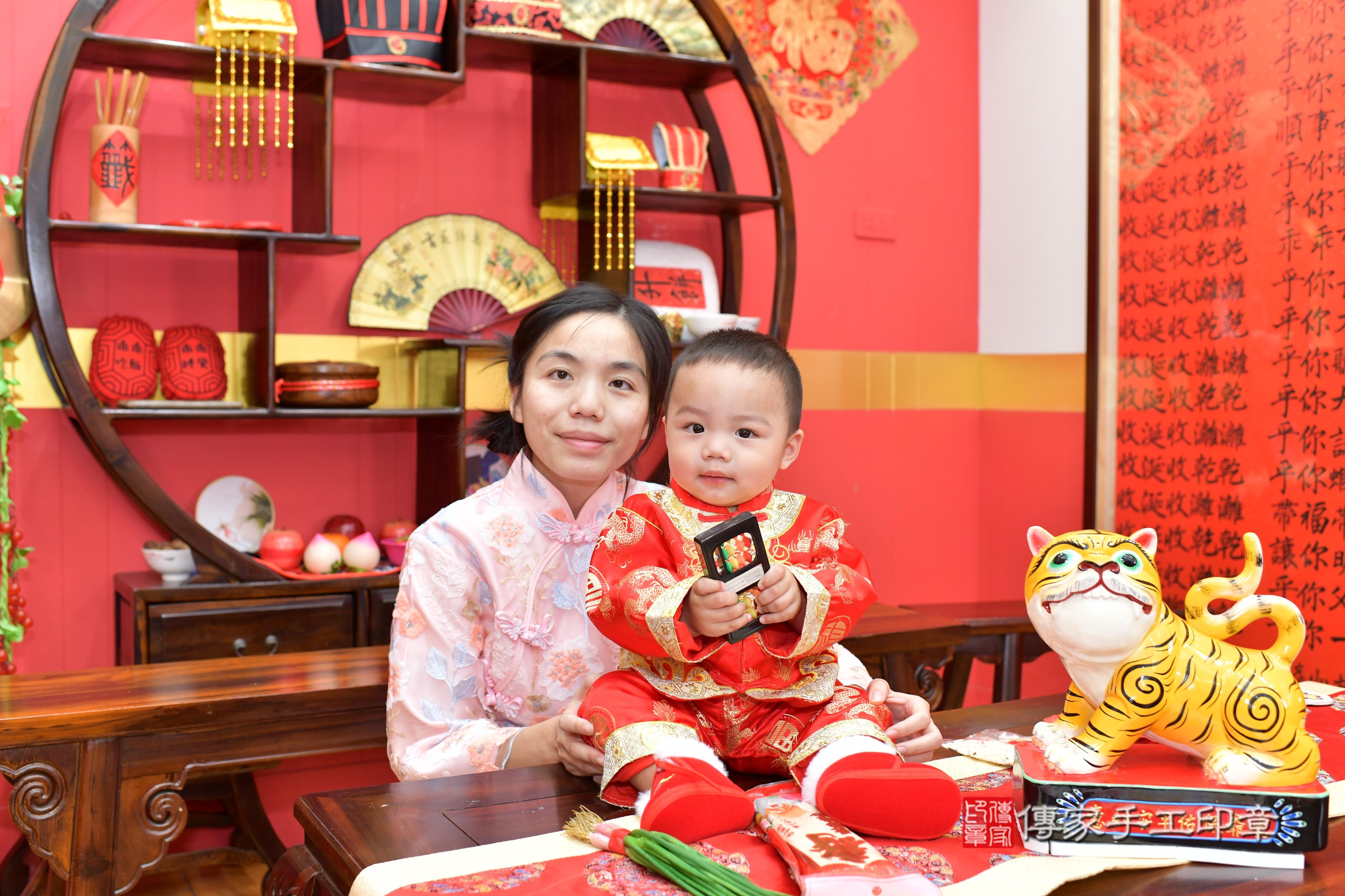 傳家手工印章桃園店、抓周、度脺、美式風會場、傳家嬰兒古禮、吉祥話、抓周道具物品24種、拍照。抓周證書。寶寶抓周、滿周歲、生日快樂、祝福