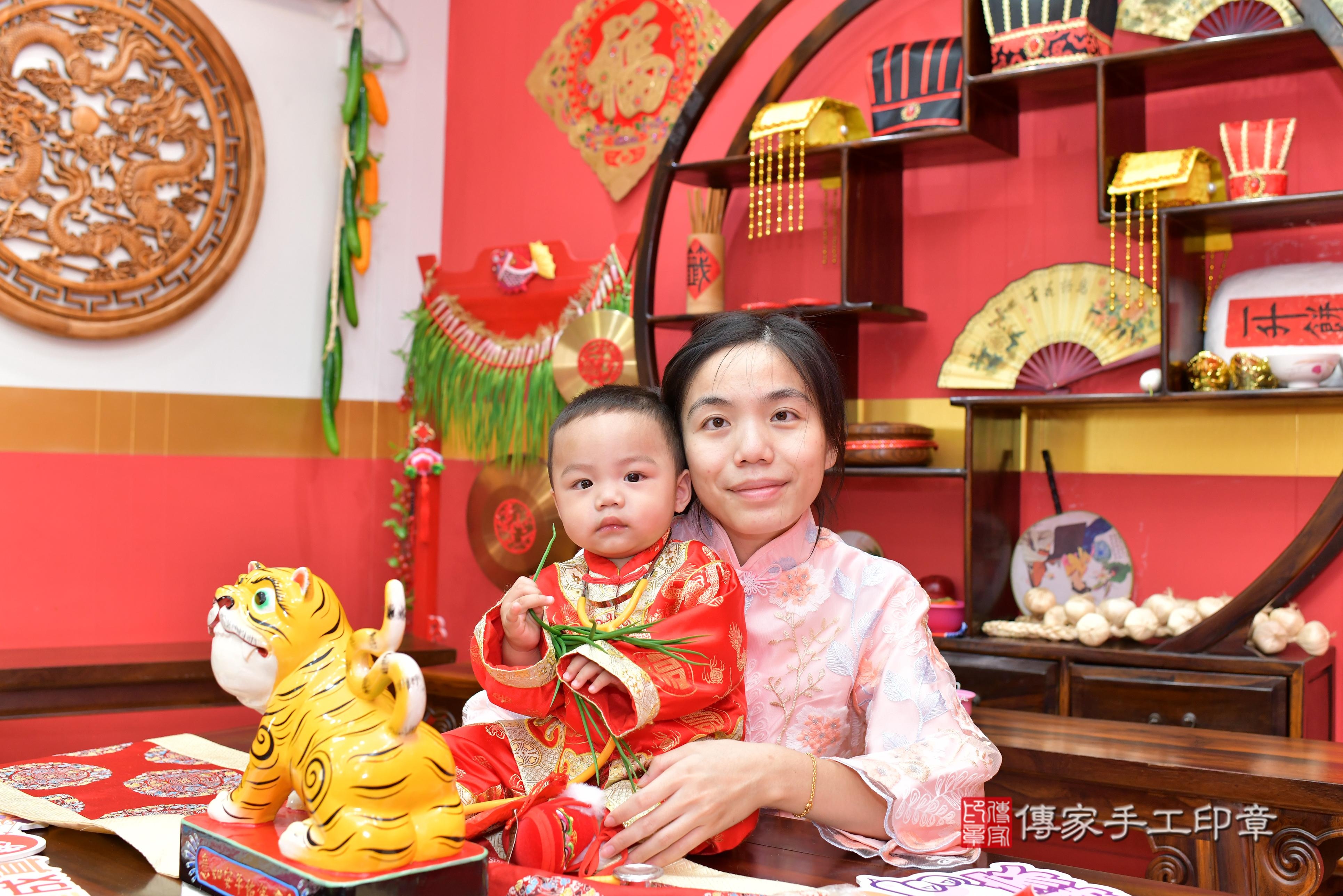 傳家手工印章桃園店、抓周、度脺、美式風會場、傳家嬰兒古禮、吉祥話、抓周道具物品24種、拍照。抓周證書。寶寶抓周、滿周歲、生日快樂、祝福