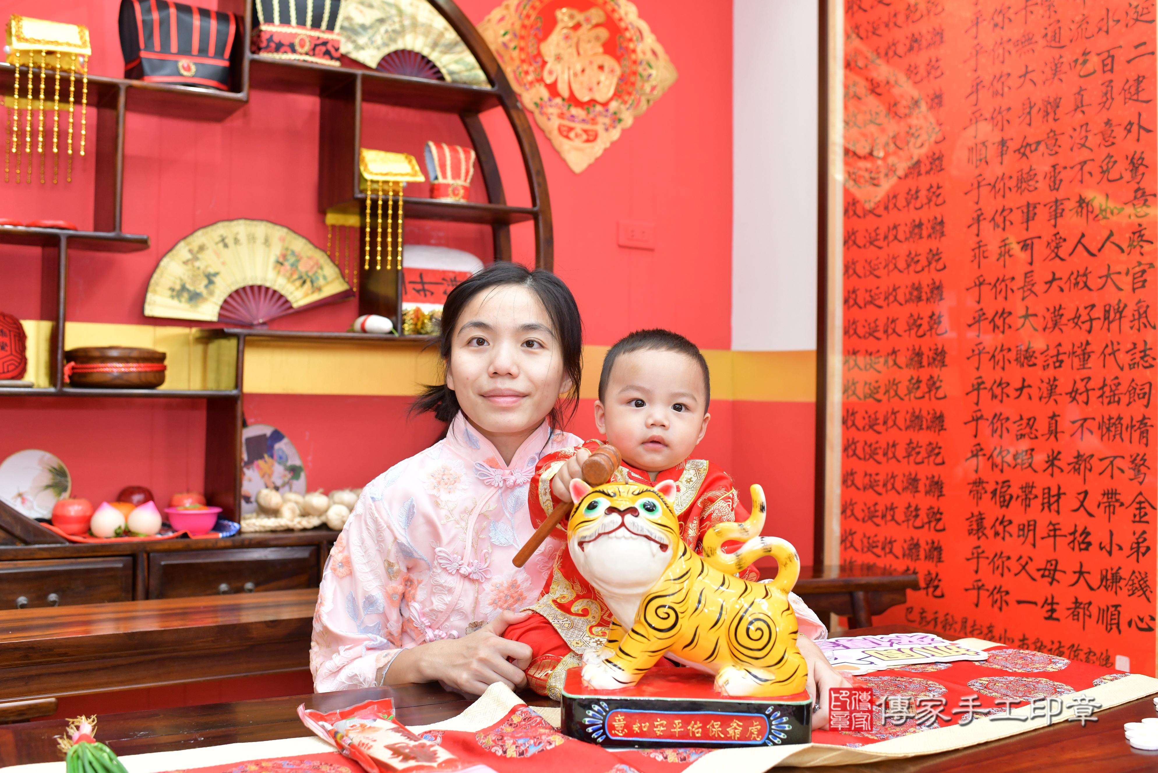 傳家手工印章桃園店、抓周、度脺、美式風會場、傳家嬰兒古禮、吉祥話、抓周道具物品24種、拍照。抓周證書。寶寶抓周、滿周歲、生日快樂、祝福