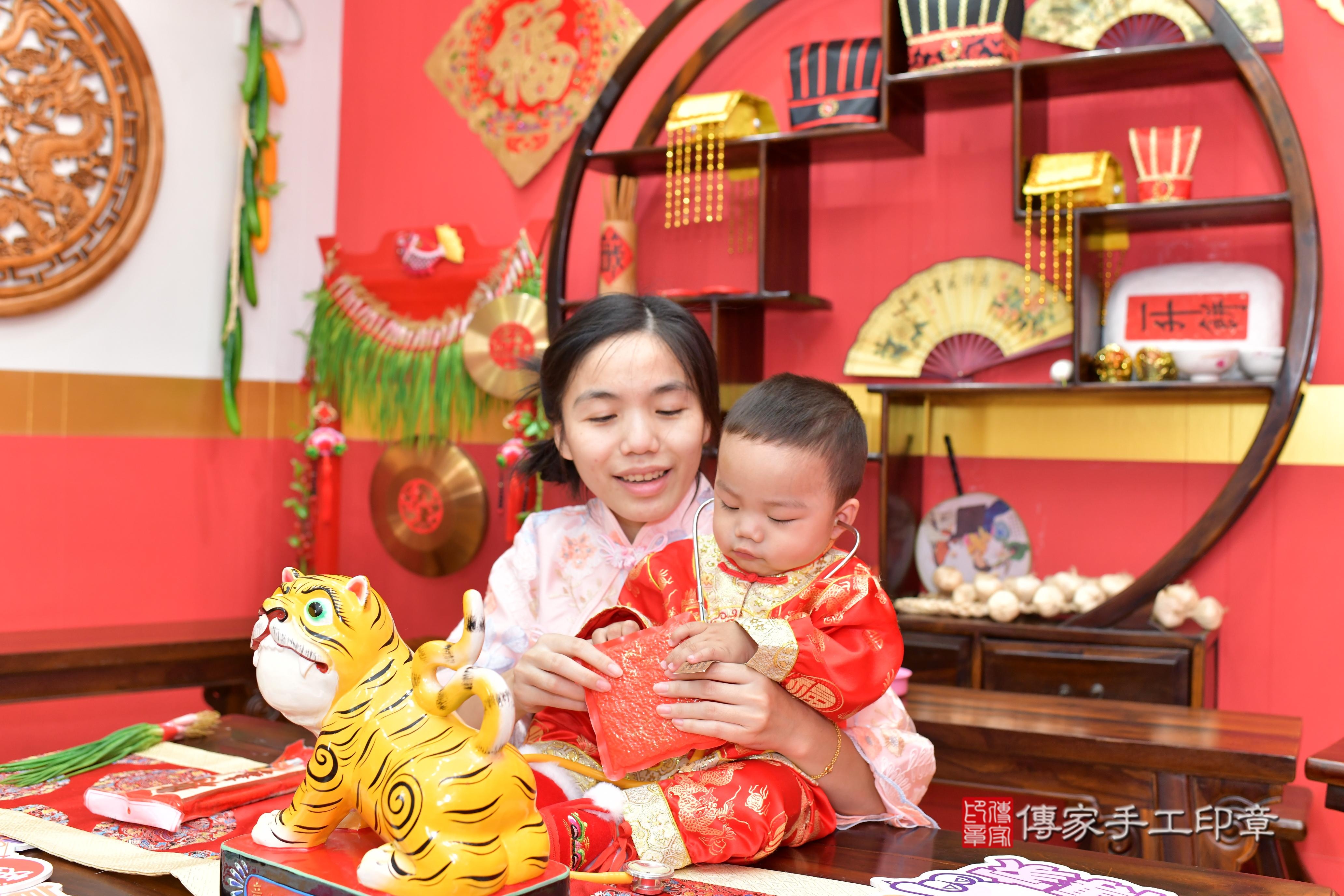 傳家手工印章桃園店、抓周、度脺、美式風會場、傳家嬰兒古禮、吉祥話、抓周道具物品24種、拍照。抓周證書。寶寶抓周、滿周歲、生日快樂、祝福