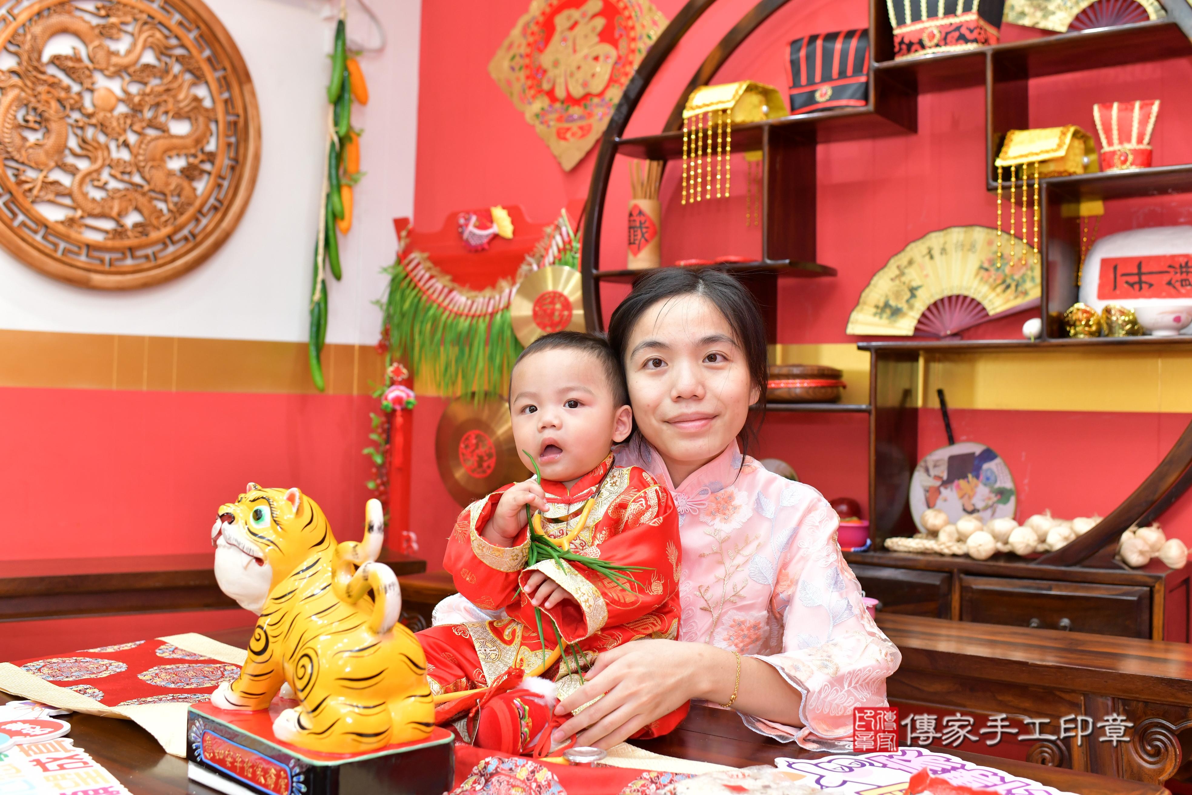 傳家手工印章桃園店、抓周、度脺、美式風會場、傳家嬰兒古禮、吉祥話、抓周道具物品24種、拍照。抓周證書。寶寶抓周、滿周歲、生日快樂、祝福