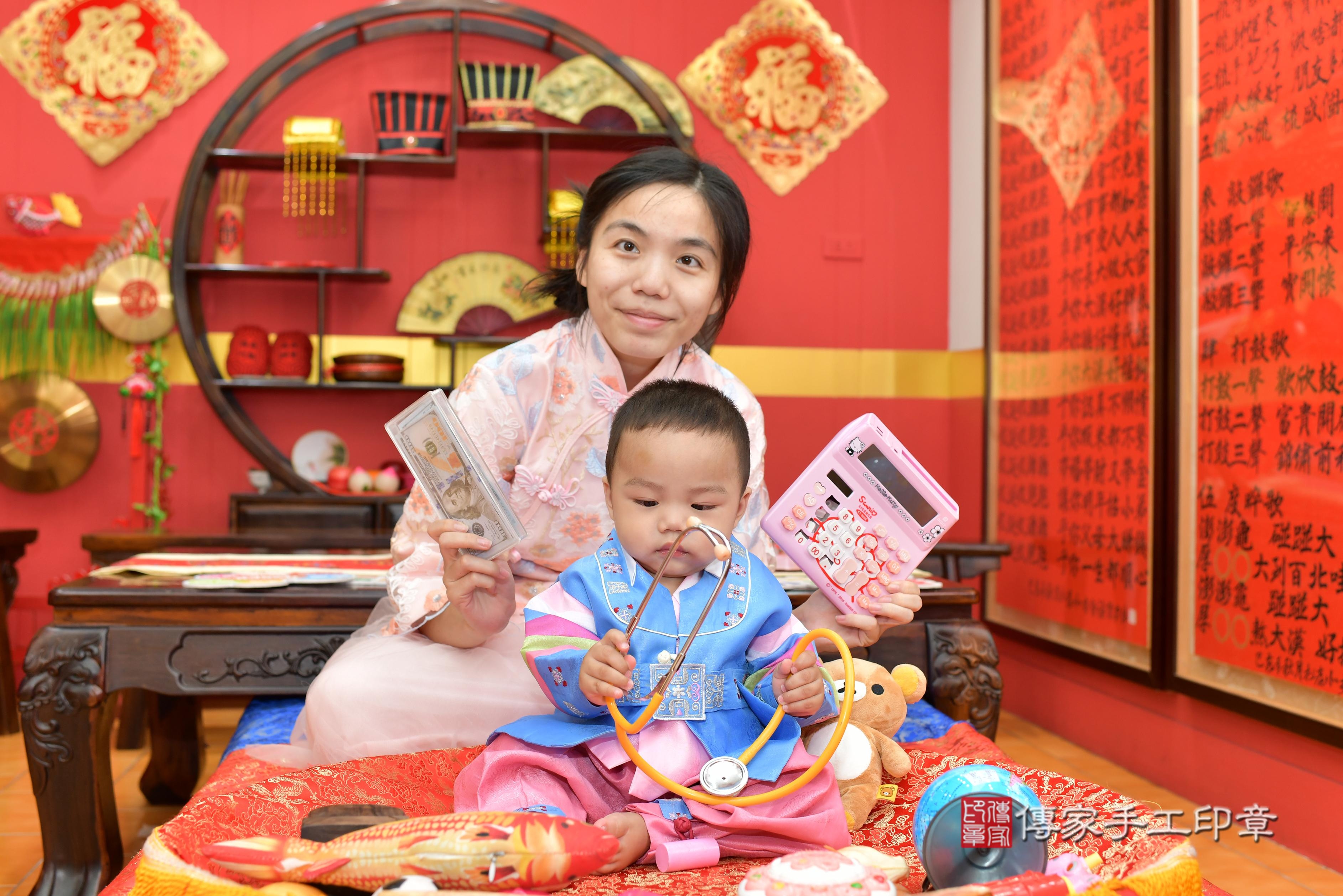 傳家手工印章桃園店、抓周、度脺、美式風會場、傳家嬰兒古禮、吉祥話、抓周道具物品24種、拍照。抓周證書。寶寶抓周、滿周歲、生日快樂、祝福