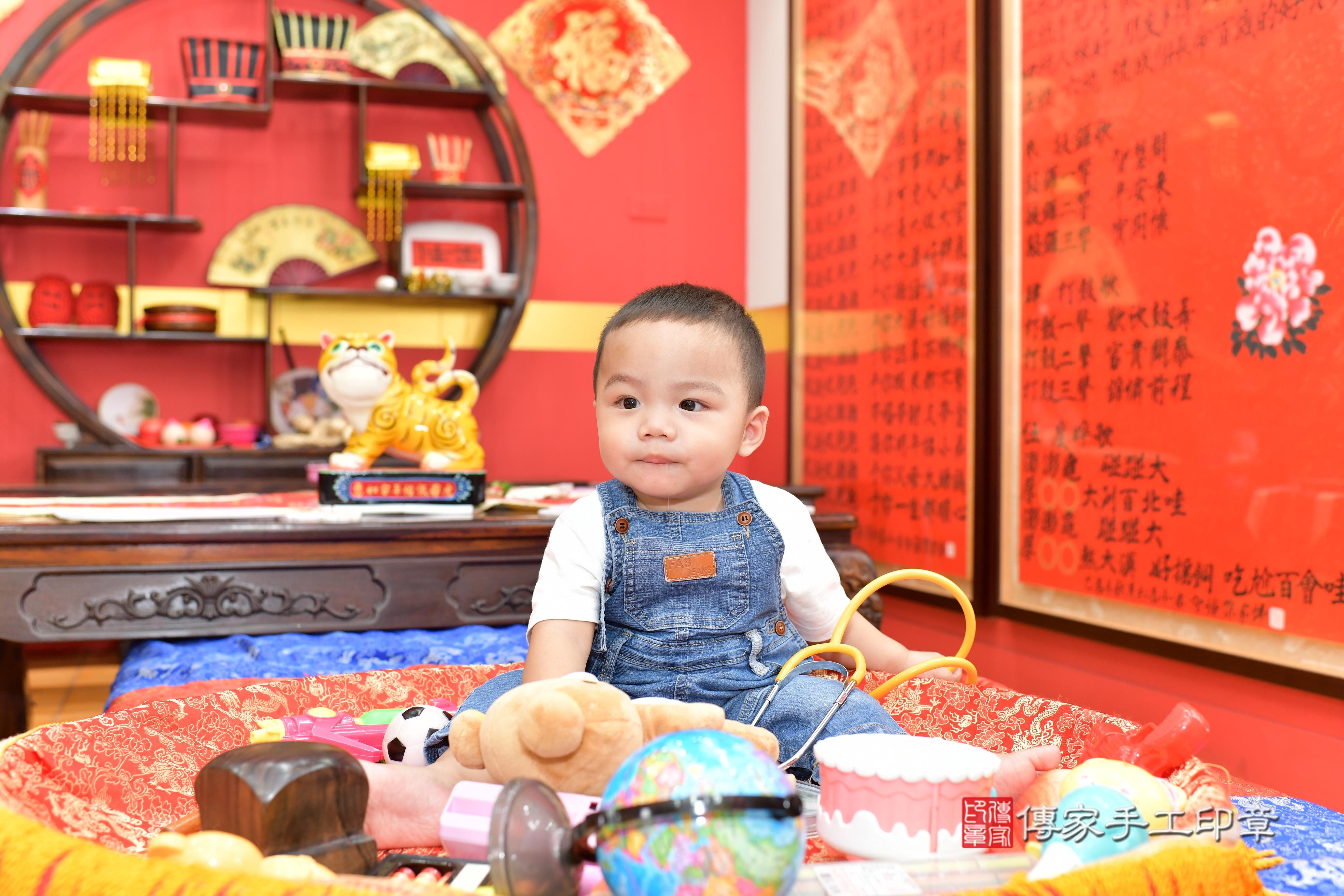 傳家手工印章桃園店、抓周、度脺、美式風會場、傳家嬰兒古禮、吉祥話、抓周道具物品24種、拍照。抓周證書。寶寶抓周、滿周歲、生日快樂、祝福