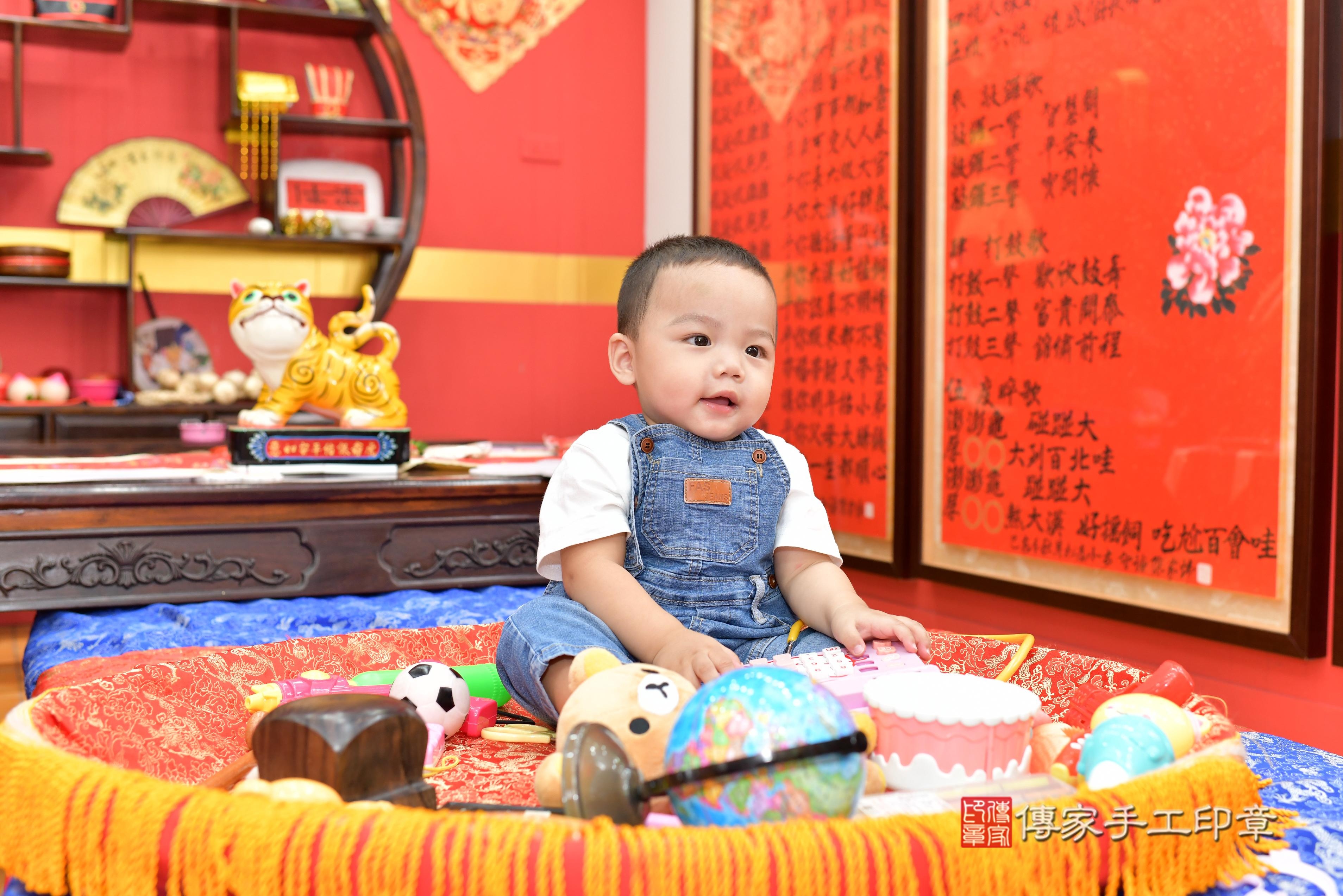 傳家手工印章桃園店、抓周、度脺、美式風會場、傳家嬰兒古禮、吉祥話、抓周道具物品24種、拍照。抓周證書。寶寶抓周、滿周歲、生日快樂、祝福