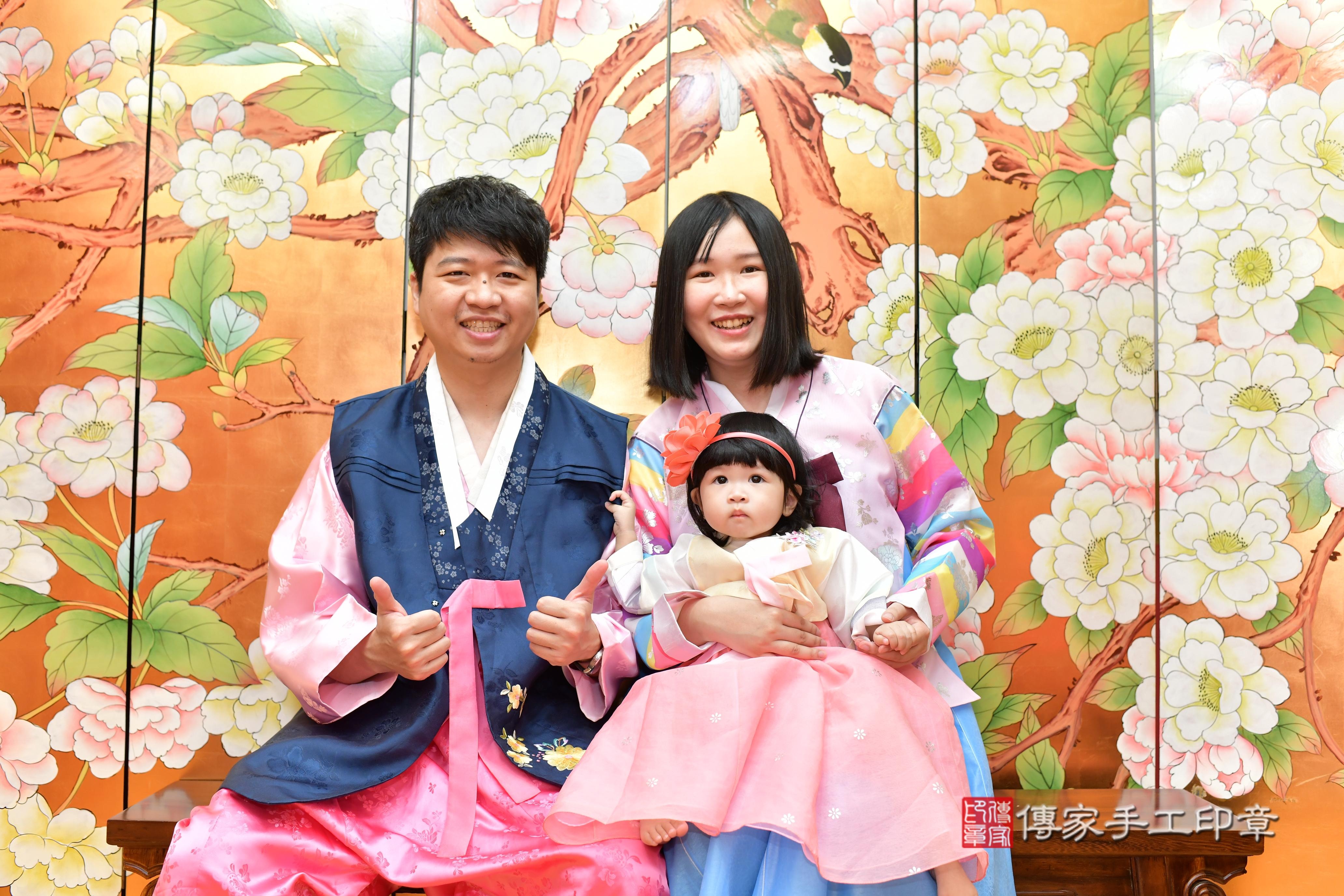 傳家手工印章桃園店、抓周、度脺、美式風會場、傳家嬰兒古禮、吉祥話、抓周道具物品24種、拍照。抓周證書。寶寶抓周、滿周歲、生日快樂、祝福