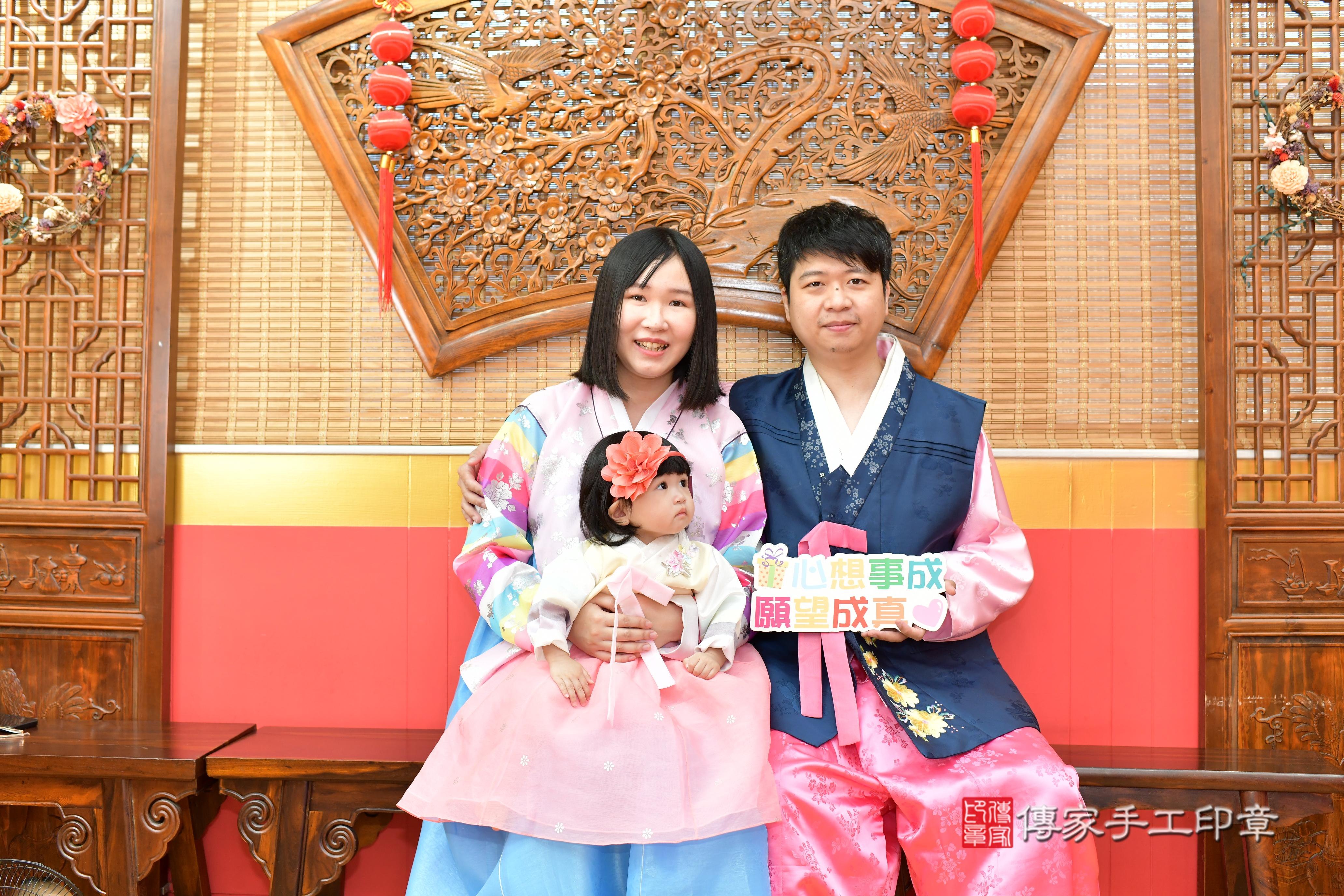 傳家手工印章桃園店、抓周、度脺、美式風會場、傳家嬰兒古禮、吉祥話、抓周道具物品24種、拍照。抓周證書。寶寶抓周、滿周歲、生日快樂、祝福