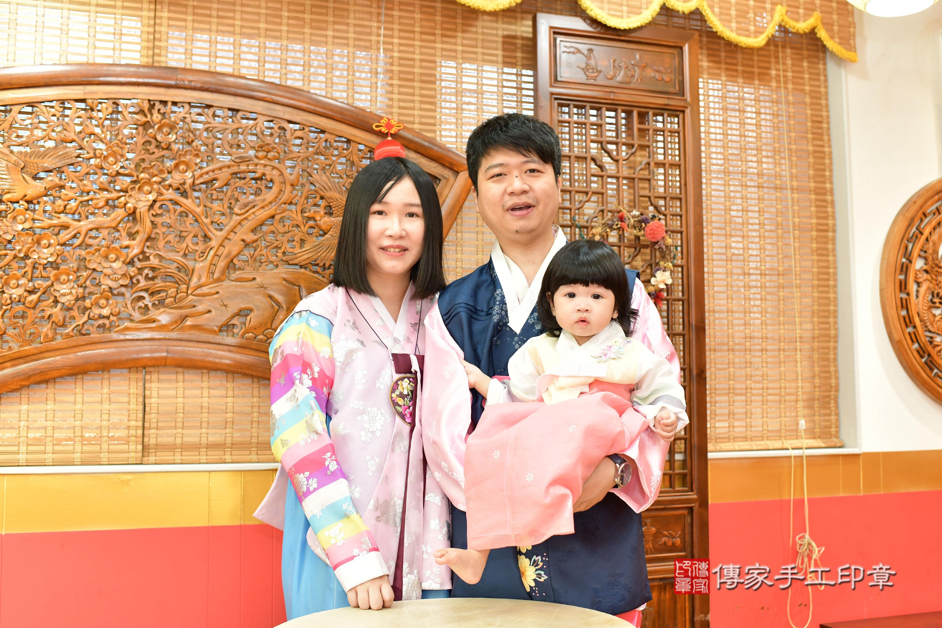 傳家手工印章桃園店、抓周、度脺、美式風會場、傳家嬰兒古禮、吉祥話、抓周道具物品24種、拍照。抓周證書。寶寶抓周、滿周歲、生日快樂、祝福