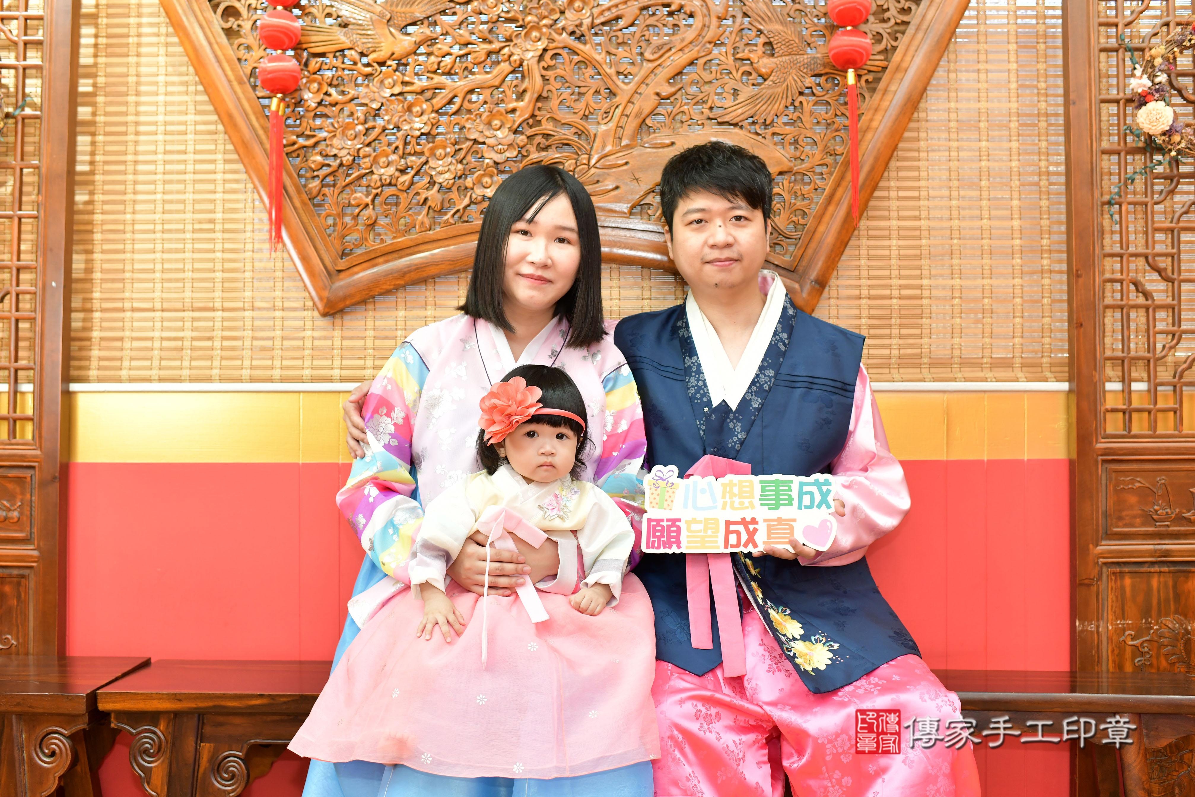 傳家手工印章桃園店、抓周、度脺、美式風會場、傳家嬰兒古禮、吉祥話、抓周道具物品24種、拍照。抓周證書。寶寶抓周、滿周歲、生日快樂、祝福