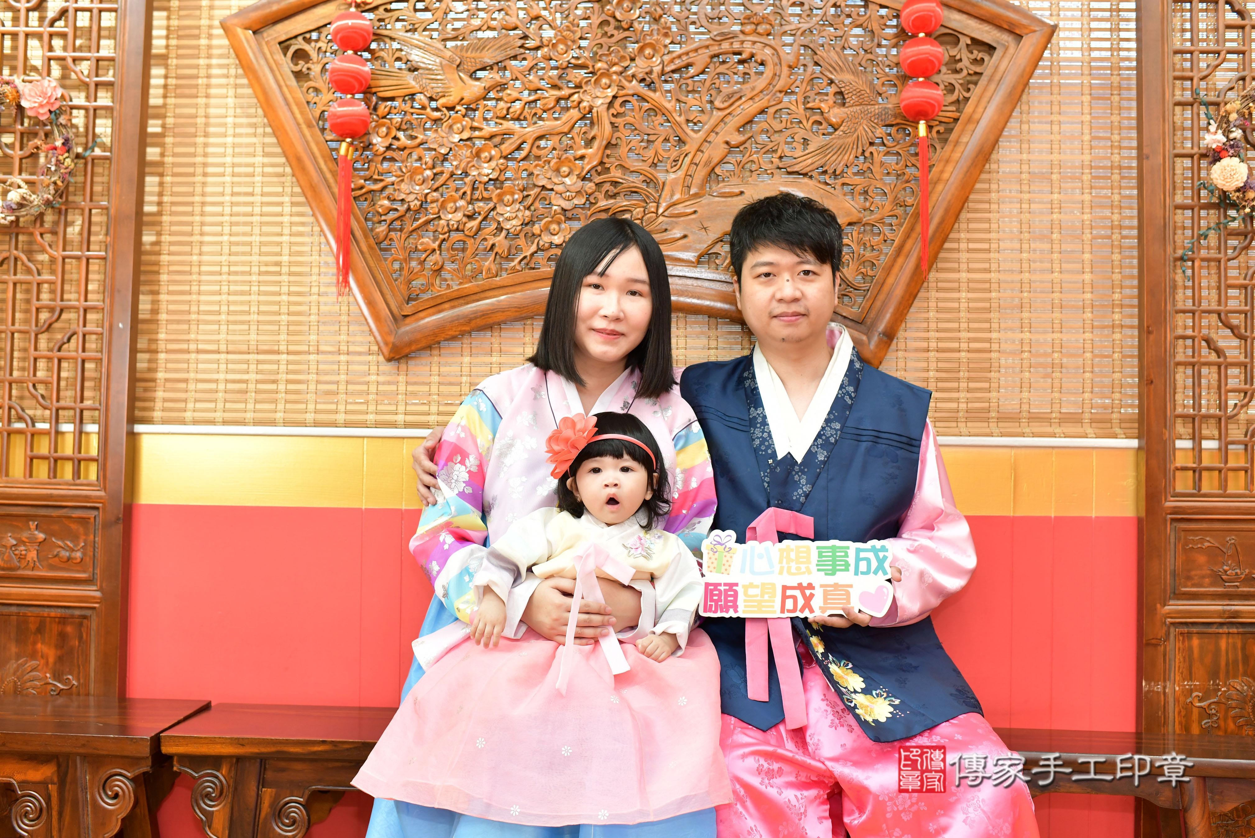 傳家手工印章桃園店、抓周、度脺、美式風會場、傳家嬰兒古禮、吉祥話、抓周道具物品24種、拍照。抓周證書。寶寶抓周、滿周歲、生日快樂、祝福
