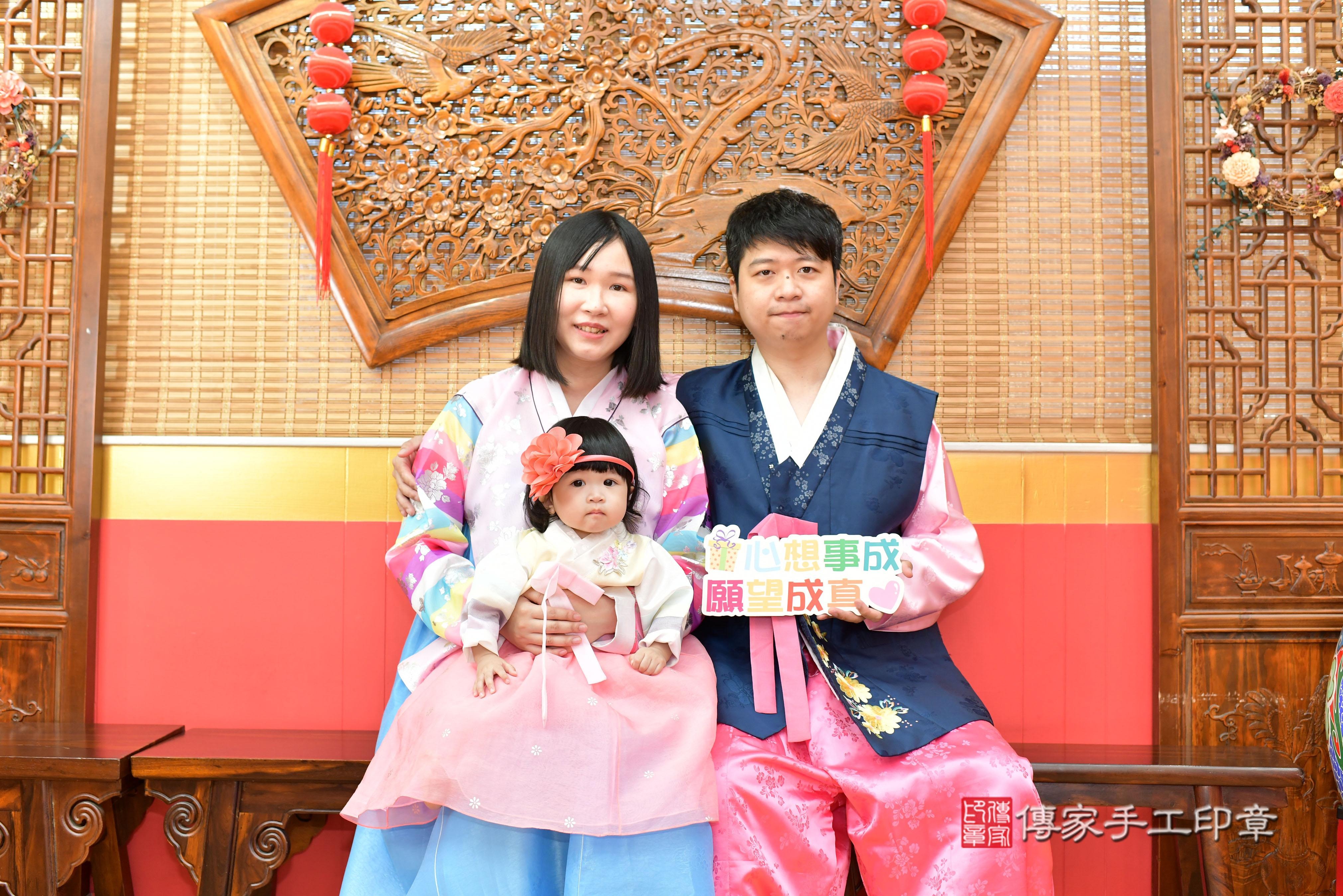 傳家手工印章桃園店、抓周、度脺、美式風會場、傳家嬰兒古禮、吉祥話、抓周道具物品24種、拍照。抓周證書。寶寶抓周、滿周歲、生日快樂、祝福