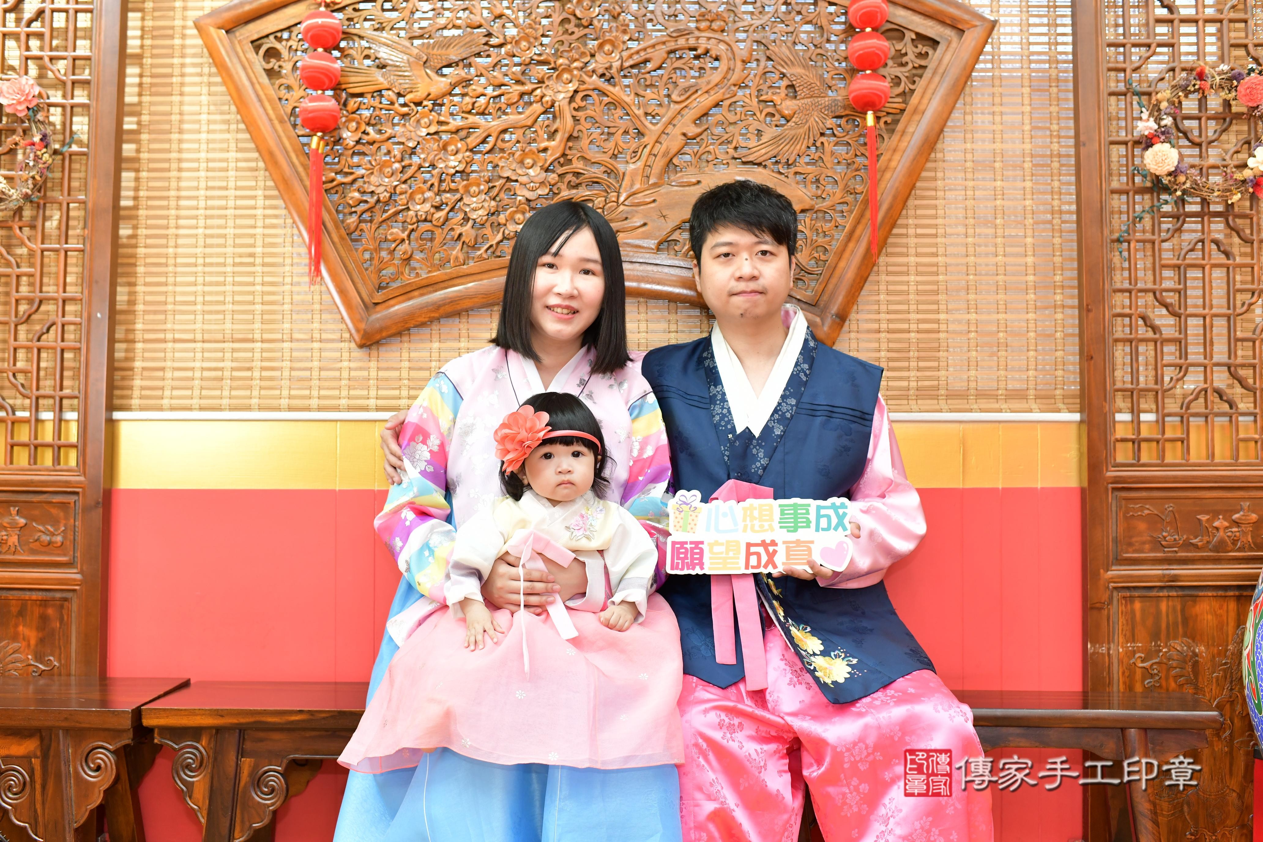 傳家手工印章桃園店、抓周、度脺、美式風會場、傳家嬰兒古禮、吉祥話、抓周道具物品24種、拍照。抓周證書。寶寶抓周、滿周歲、生日快樂、祝福