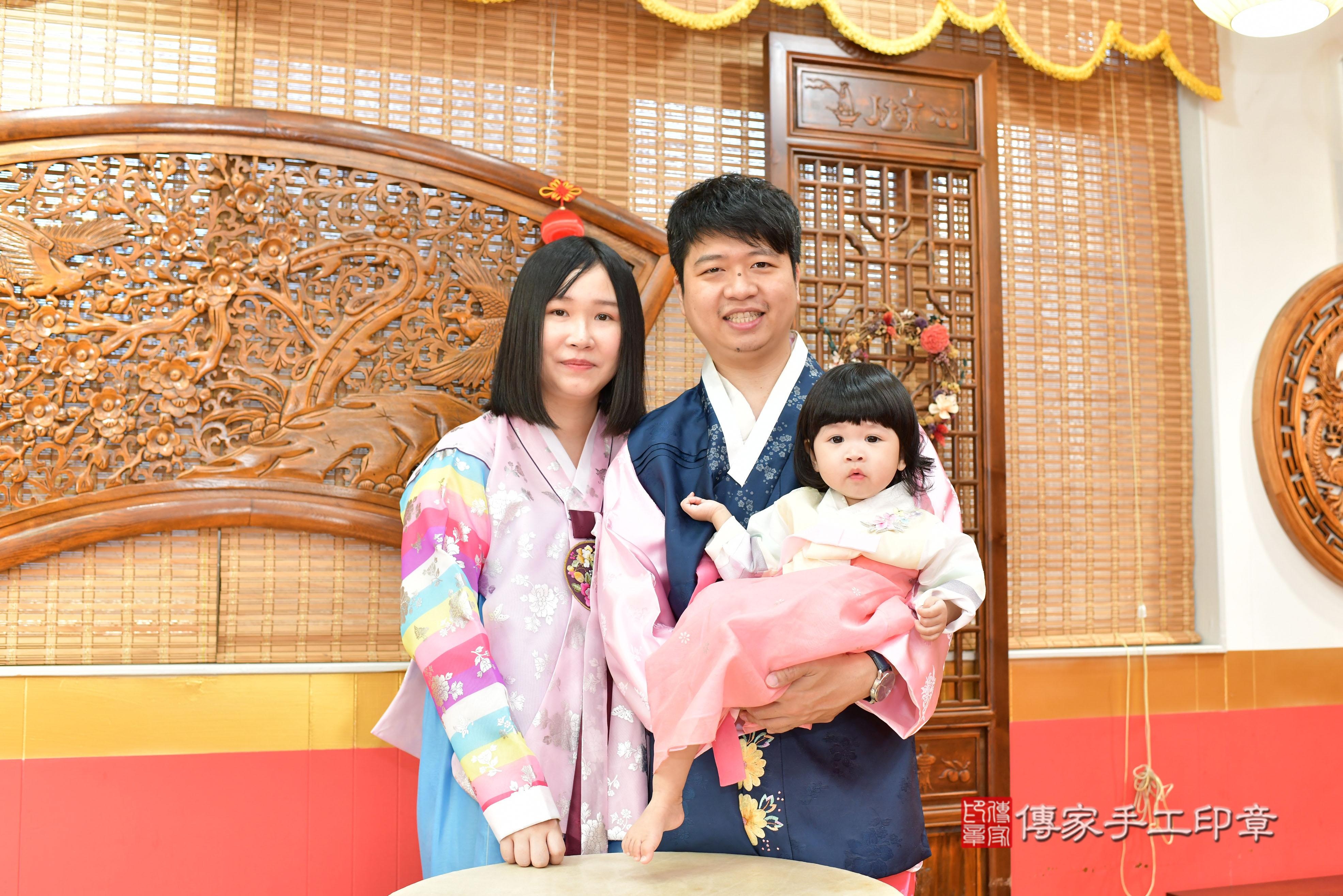 傳家手工印章桃園店、抓周、度脺、美式風會場、傳家嬰兒古禮、吉祥話、抓周道具物品24種、拍照。抓周證書。寶寶抓周、滿周歲、生日快樂、祝福