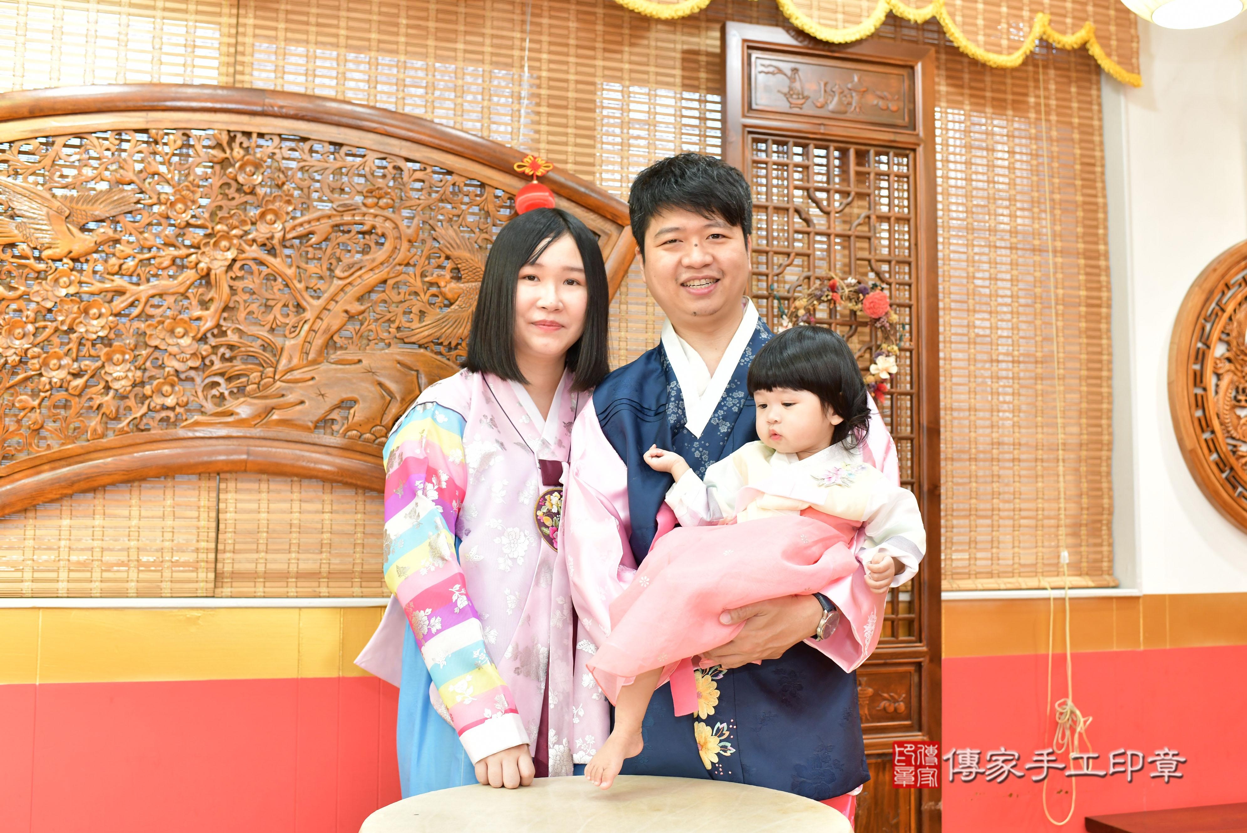 傳家手工印章桃園店、抓周、度脺、美式風會場、傳家嬰兒古禮、吉祥話、抓周道具物品24種、拍照。抓周證書。寶寶抓周、滿周歲、生日快樂、祝福