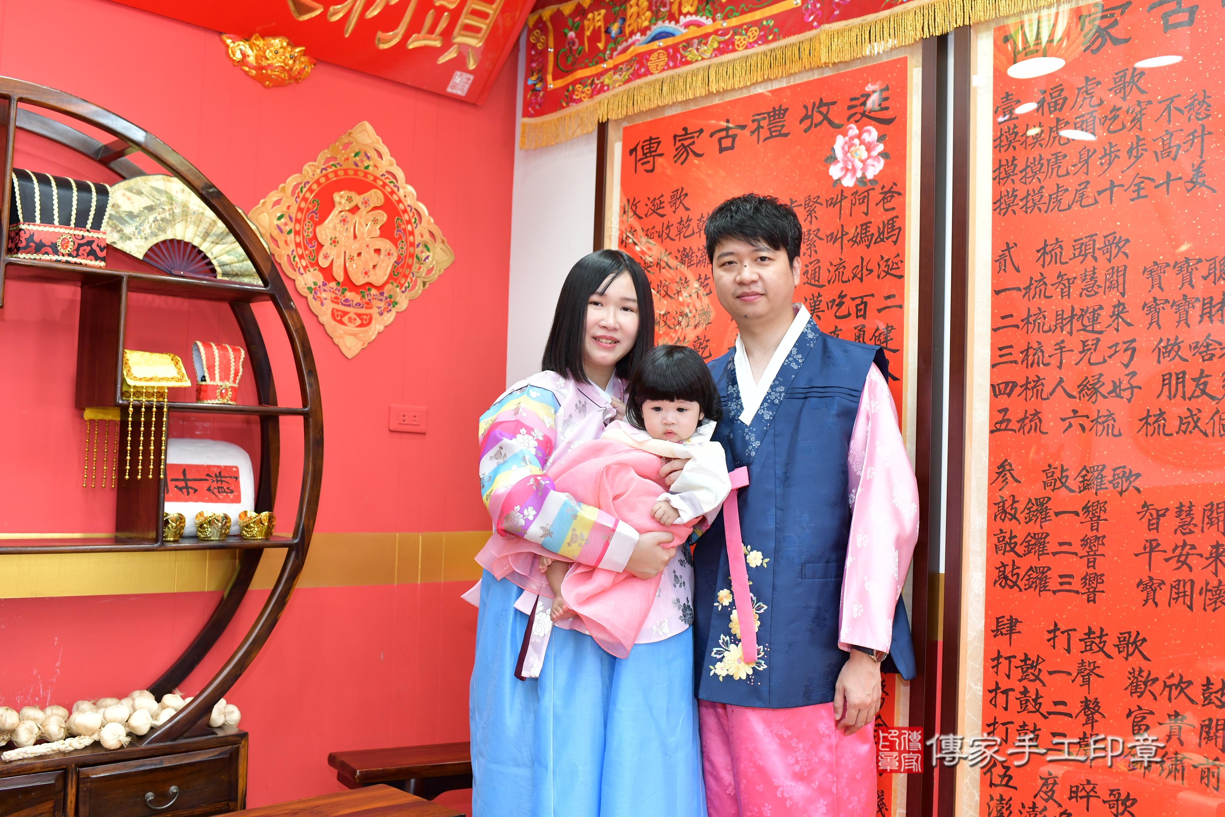 傳家手工印章桃園店、抓周、度脺、美式風會場、傳家嬰兒古禮、吉祥話、抓周道具物品24種、拍照。抓周證書。寶寶抓周、滿周歲、生日快樂、祝福