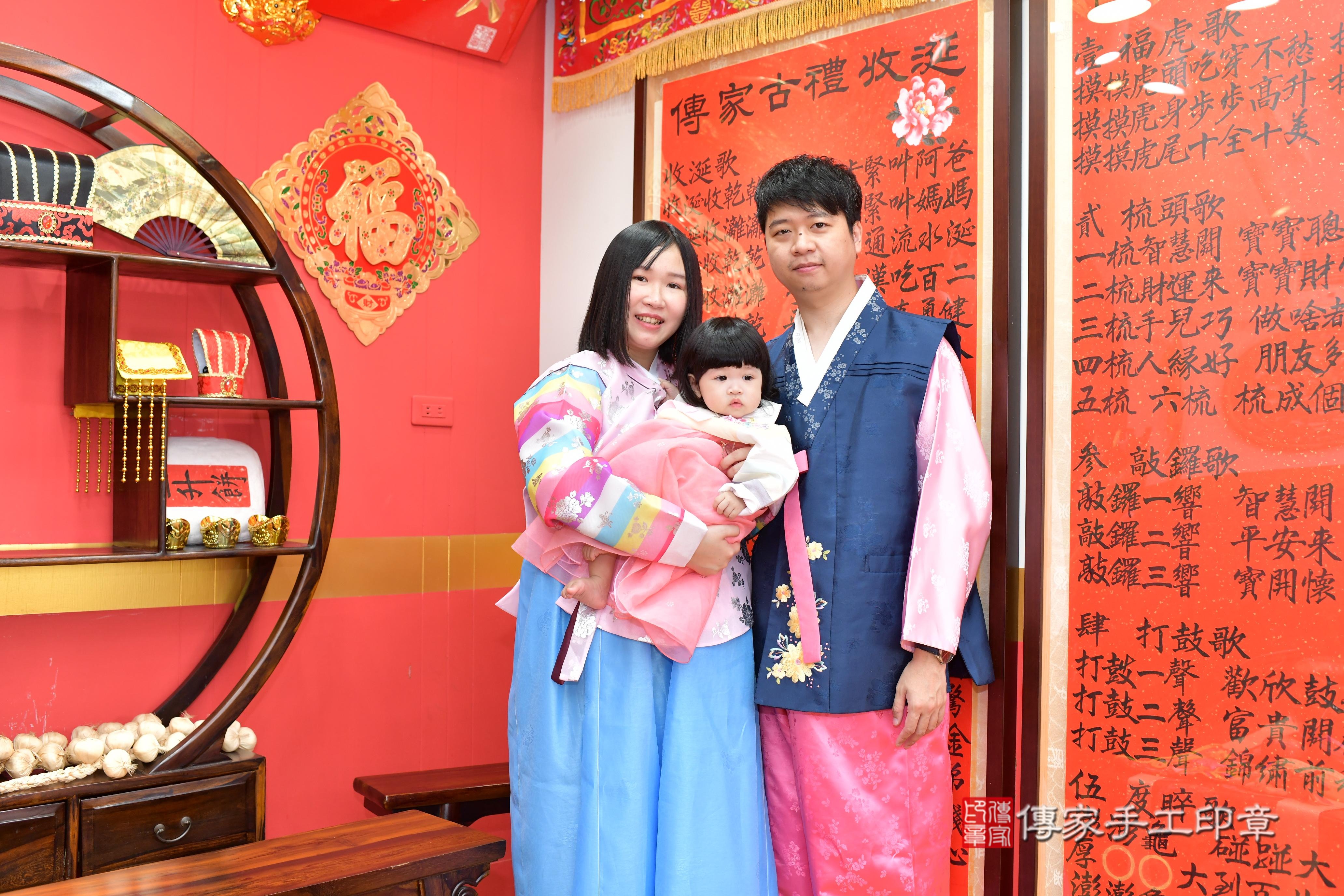 傳家手工印章桃園店、抓周、度脺、美式風會場、傳家嬰兒古禮、吉祥話、抓周道具物品24種、拍照。抓周證書。寶寶抓周、滿周歲、生日快樂、祝福
