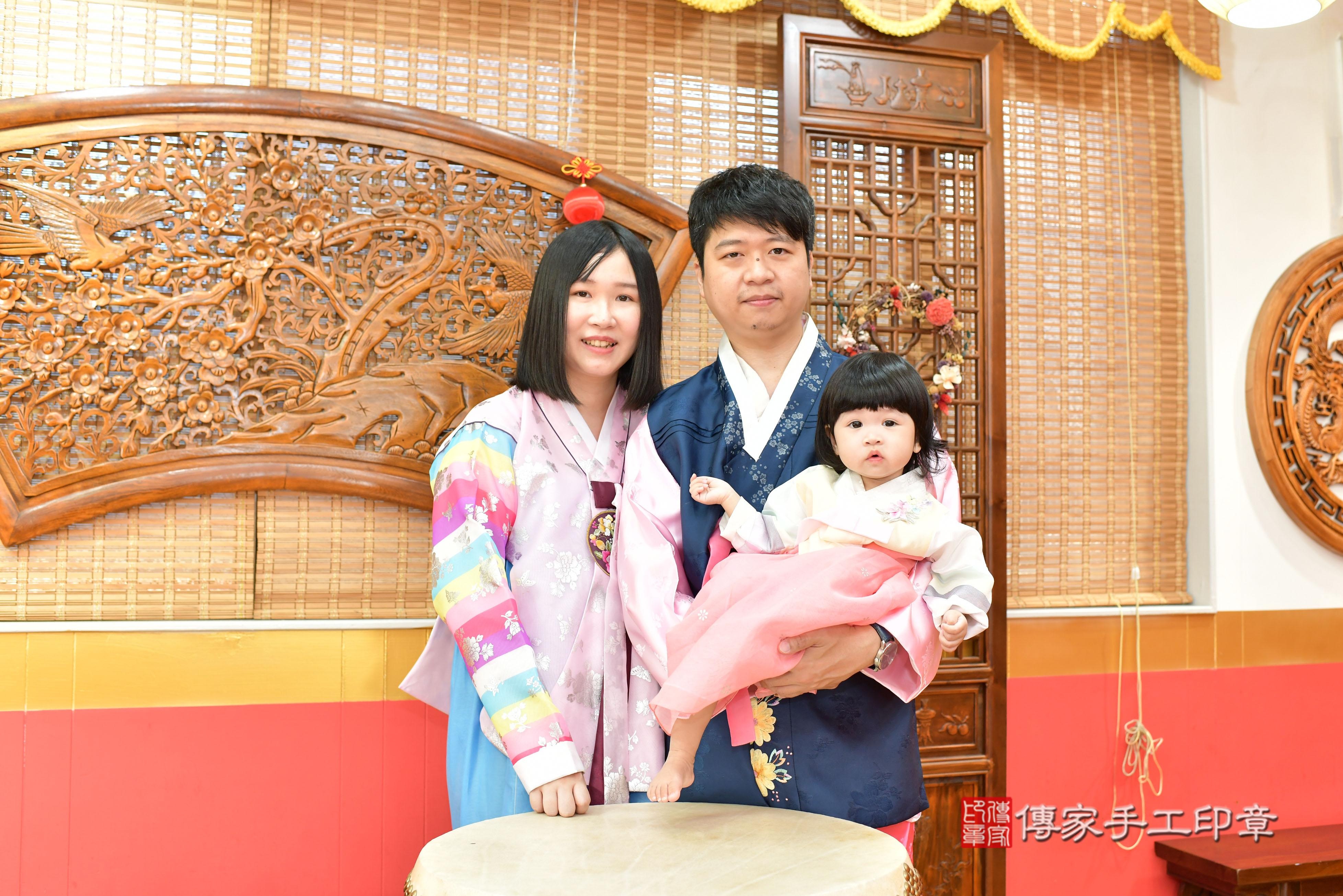 傳家手工印章桃園店、抓周、度脺、美式風會場、傳家嬰兒古禮、吉祥話、抓周道具物品24種、拍照。抓周證書。寶寶抓周、滿周歲、生日快樂、祝福