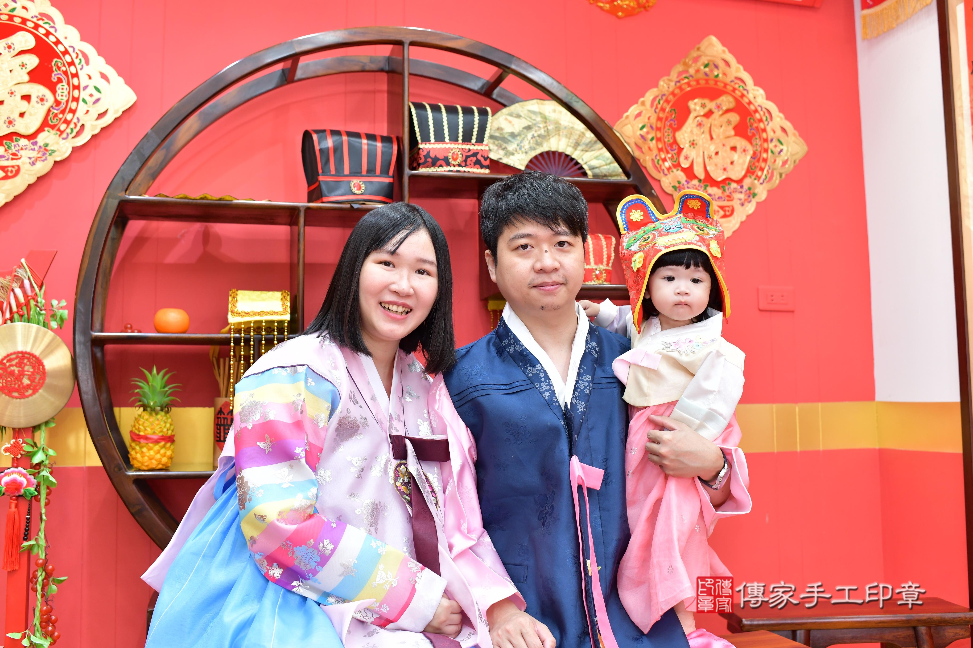 傳家手工印章桃園店、抓周、度脺、美式風會場、傳家嬰兒古禮、吉祥話、抓周道具物品24種、拍照。抓周證書。寶寶抓周、滿周歲、生日快樂、祝福