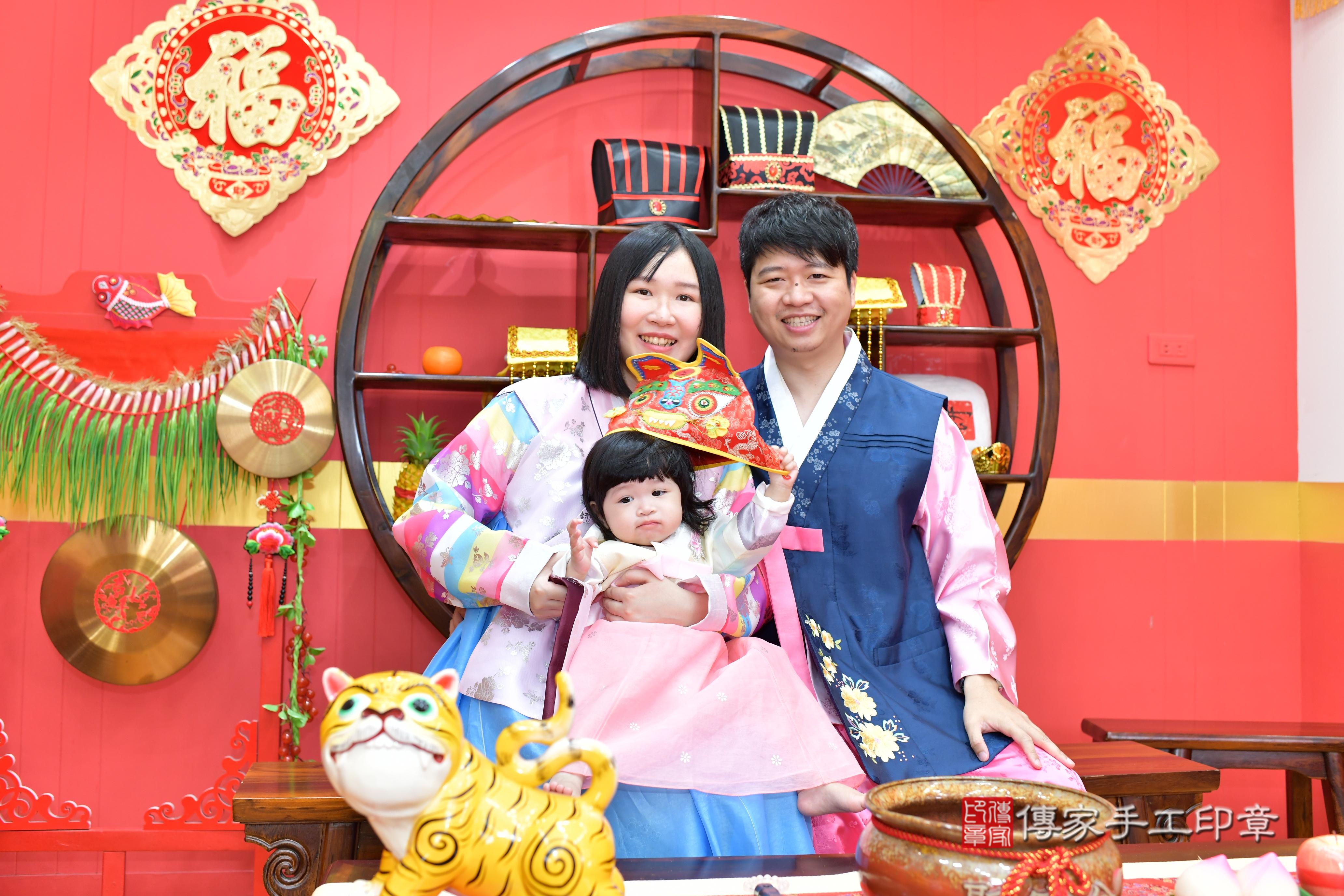 傳家手工印章桃園店、抓周、度脺、美式風會場、傳家嬰兒古禮、吉祥話、抓周道具物品24種、拍照。抓周證書。寶寶抓周、滿周歲、生日快樂、祝福